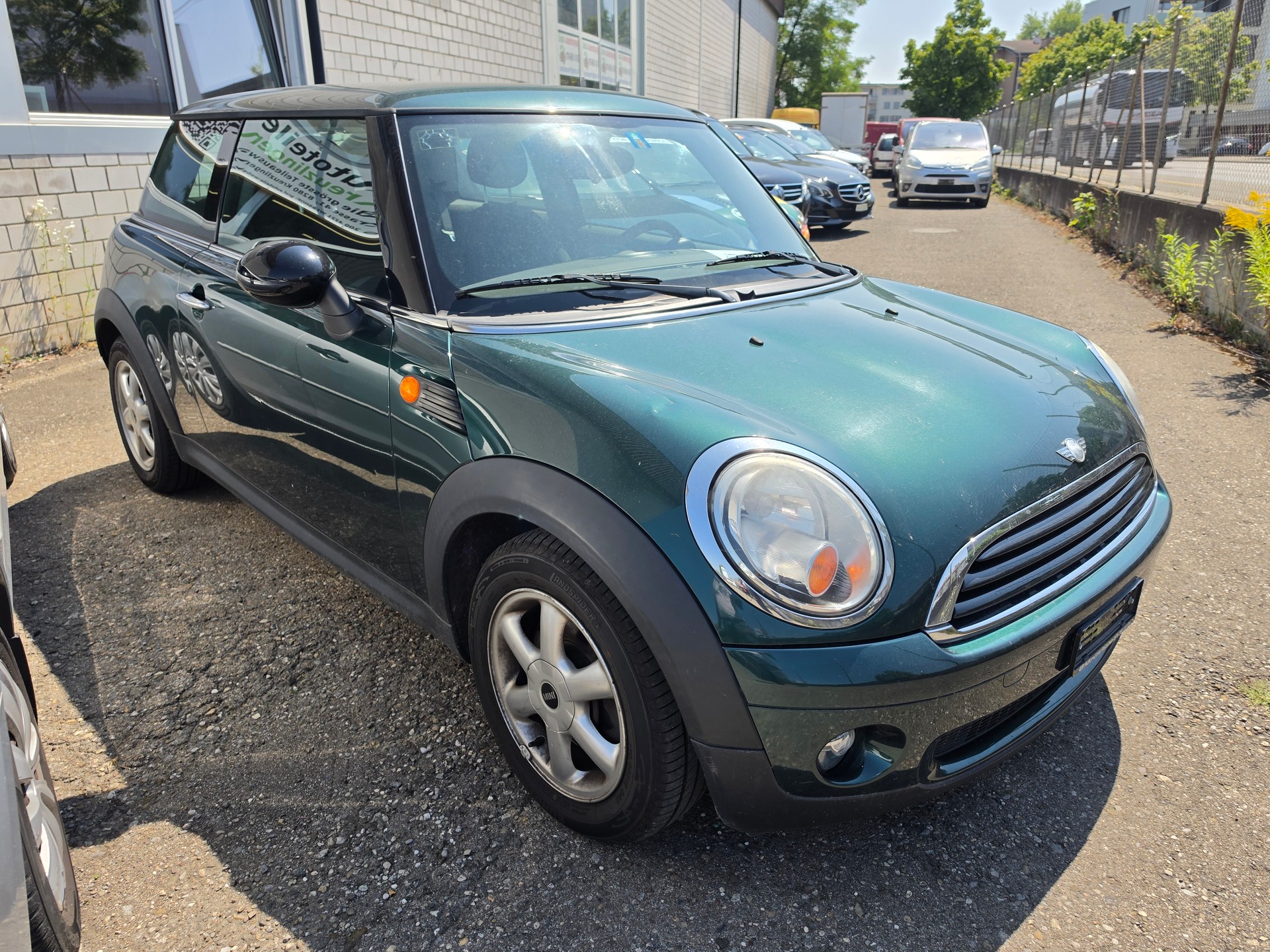 MINI One-showroom-element-2