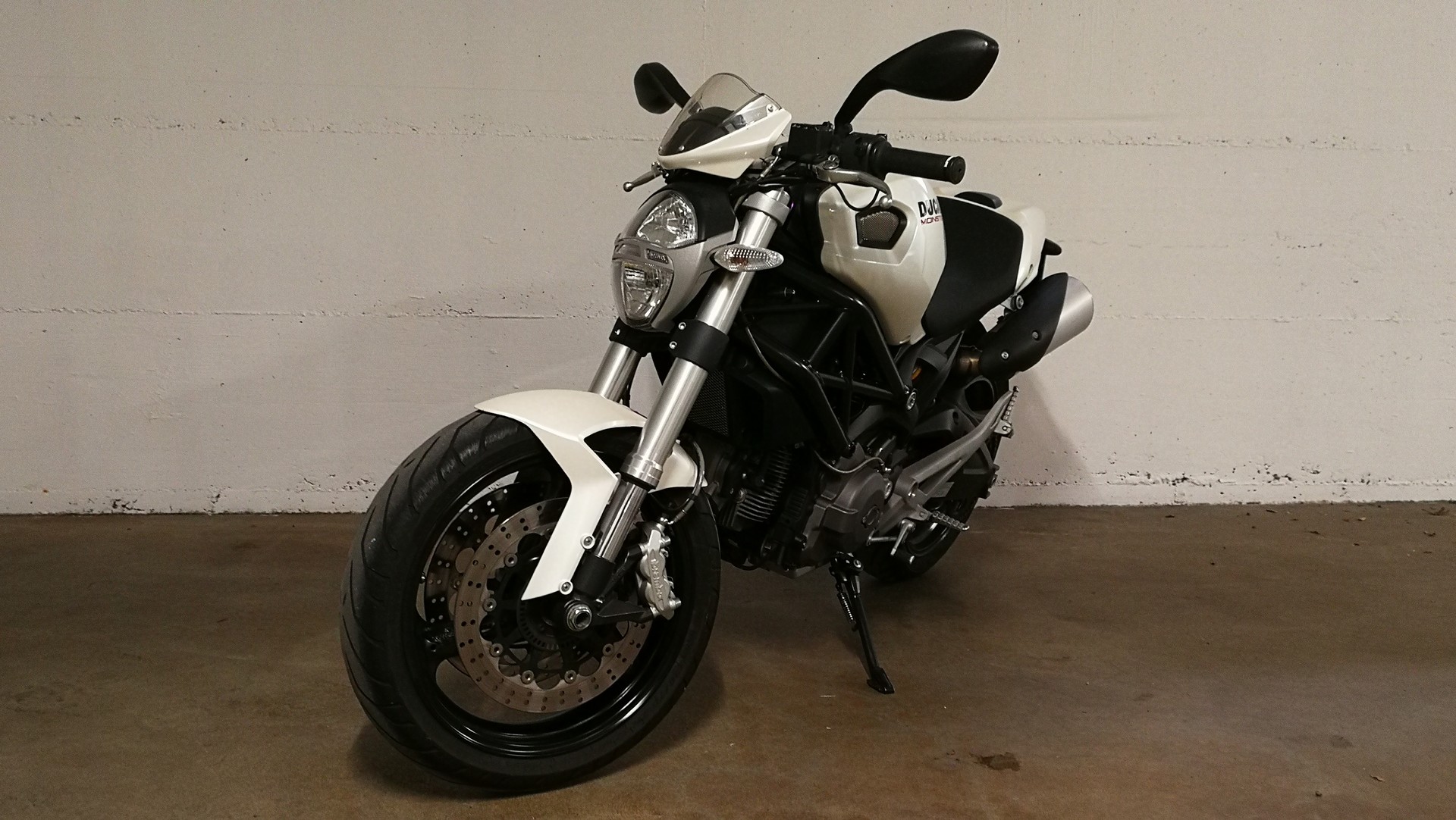 DUCATI Monster 696+ Weiss metallic-image-1