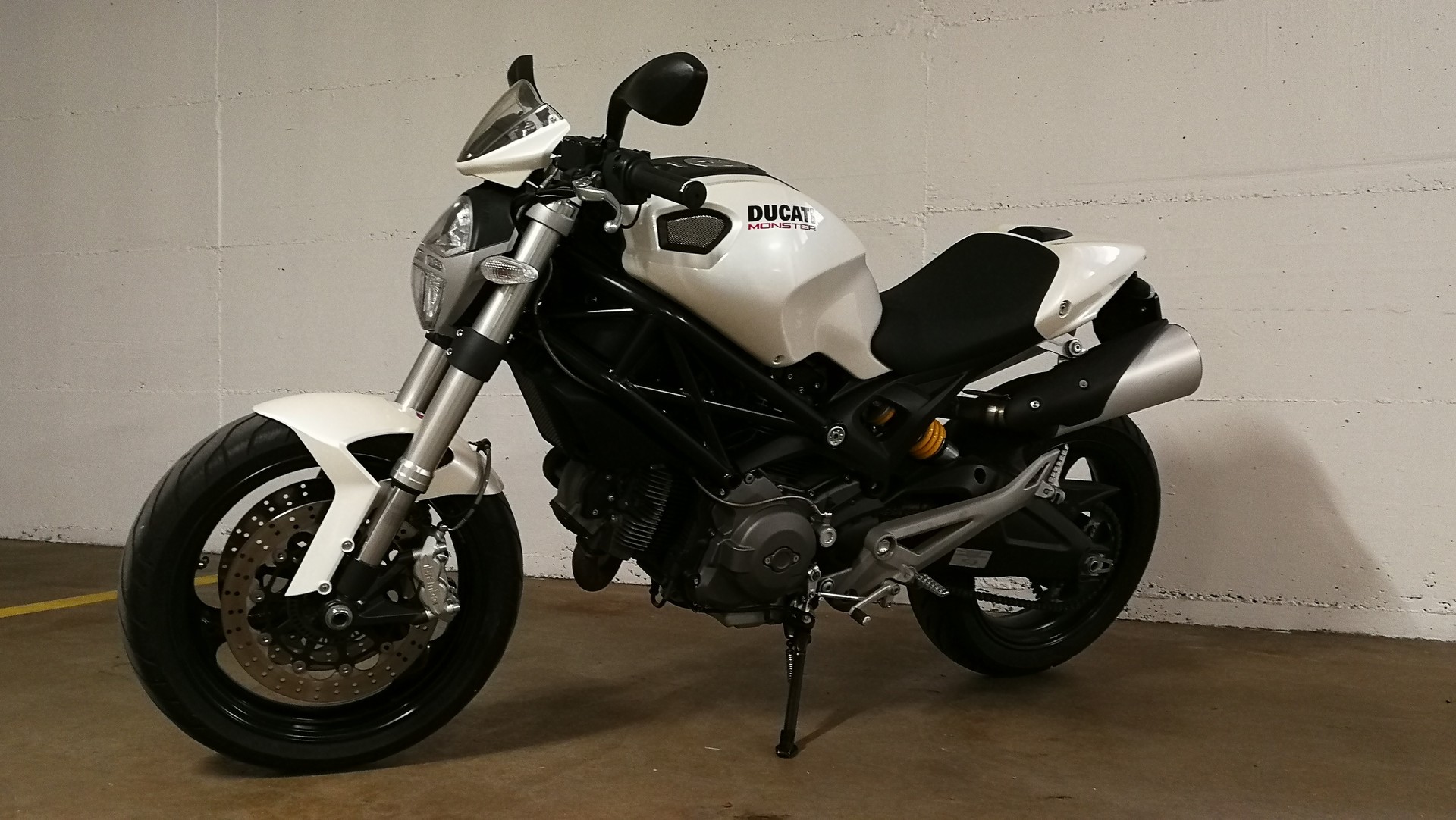DUCATI Monster 696+ Weiss metallic