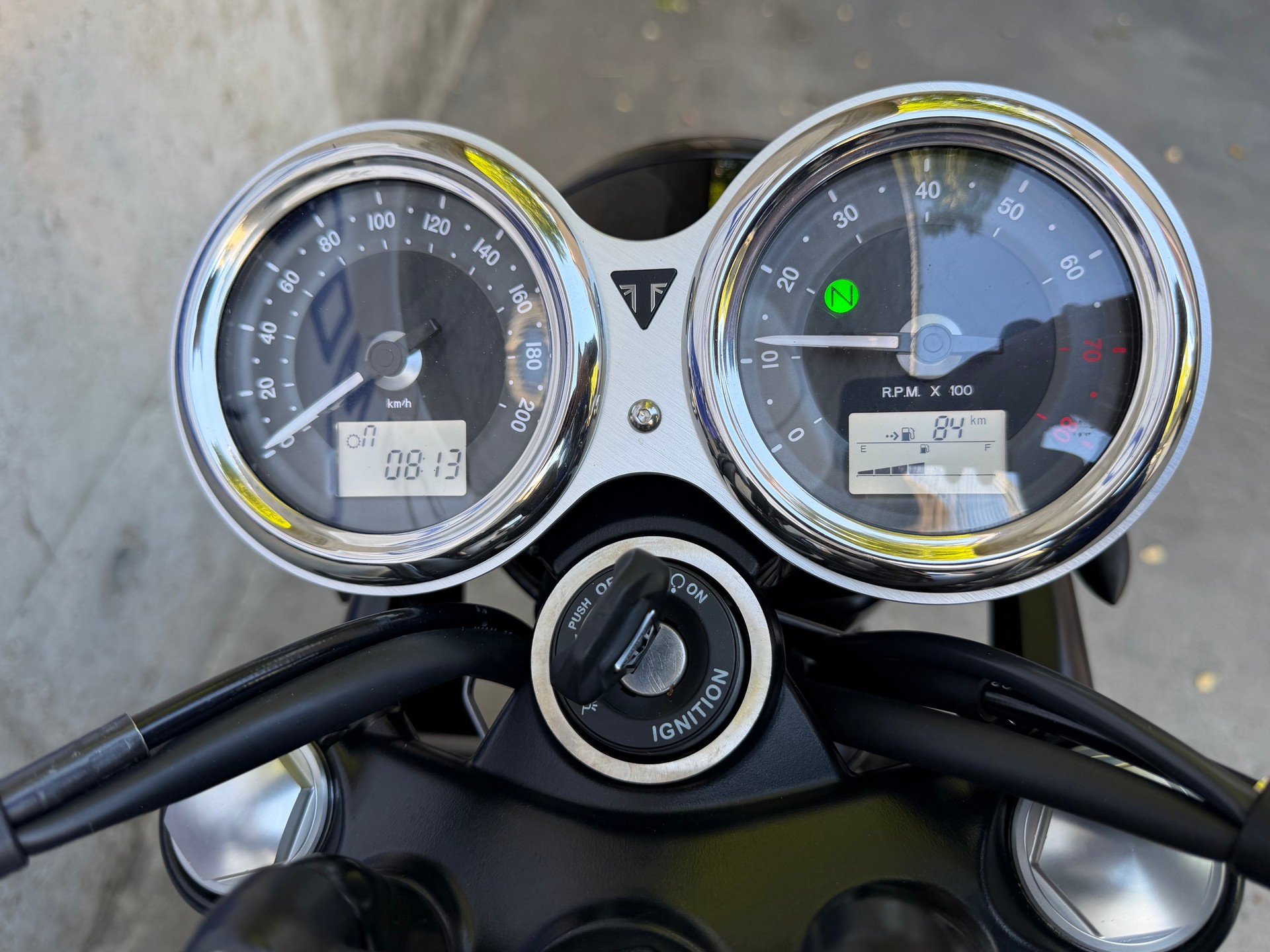 TRIUMPH Bonneville 900 T 100 Black ABS (35kW)-showroom-element-2