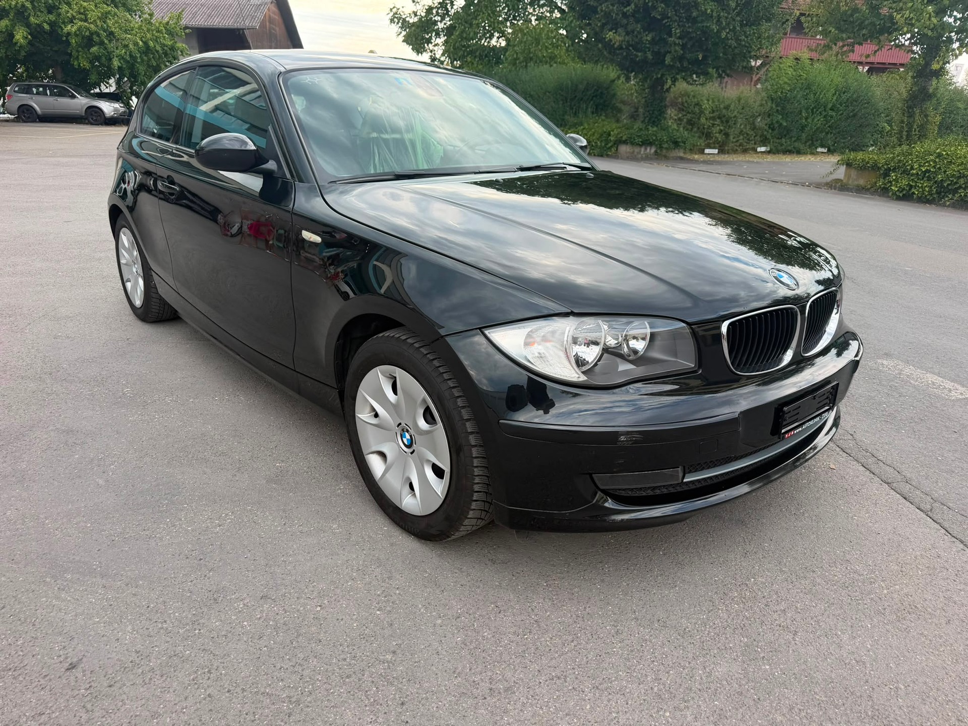 BMW 118i 3 Tรผrer-showroom-element-3