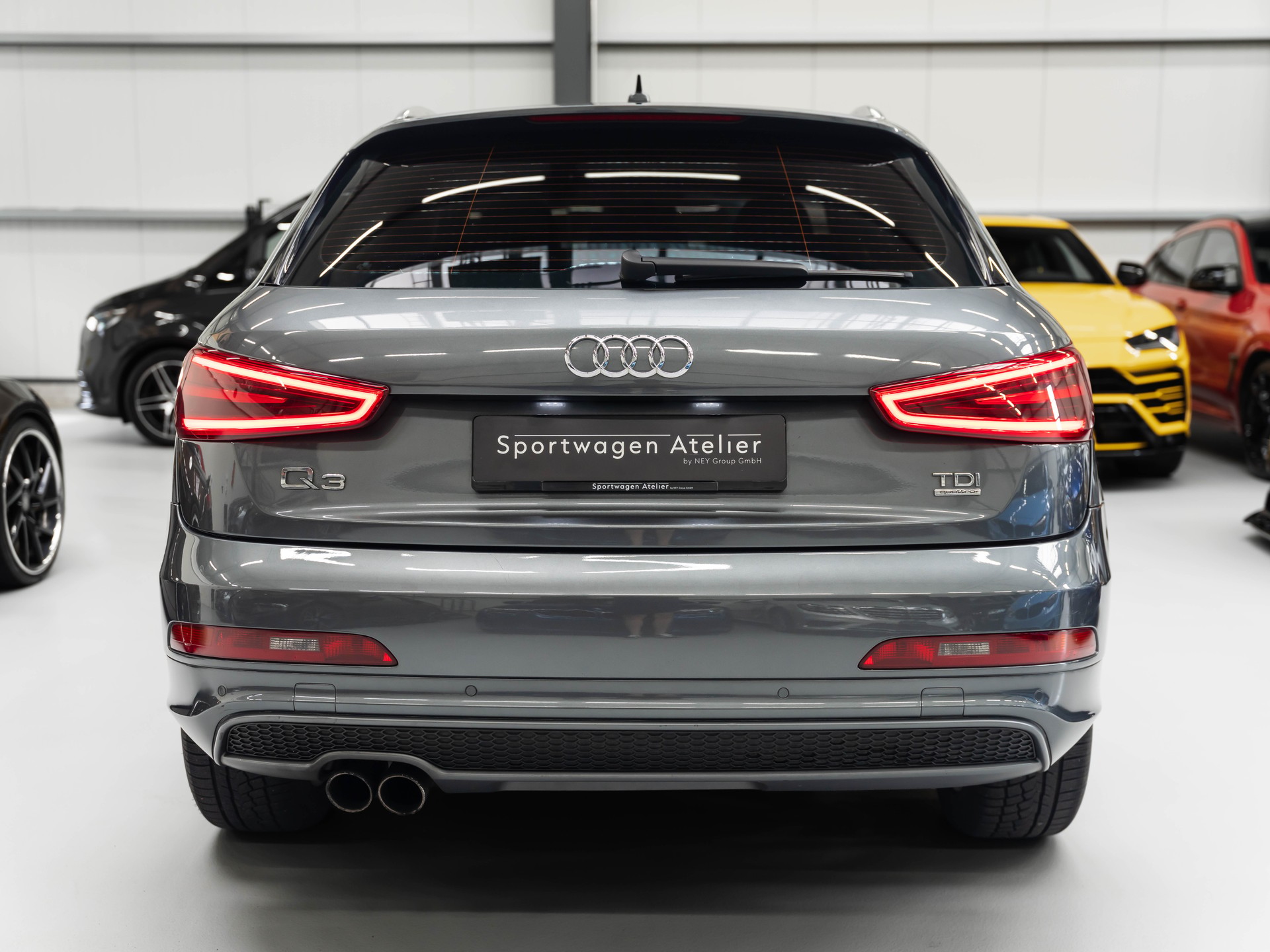 AUDI Q3 2.0 TDI quattro S-tronic-showroom-element-2