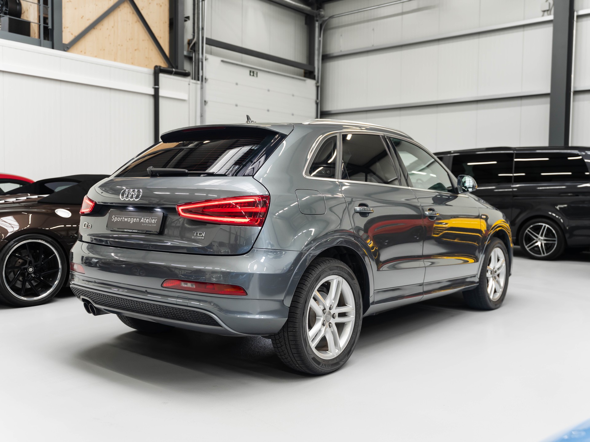 AUDI Q3 2.0 TDI quattro S-tronic-showroom-element-3
