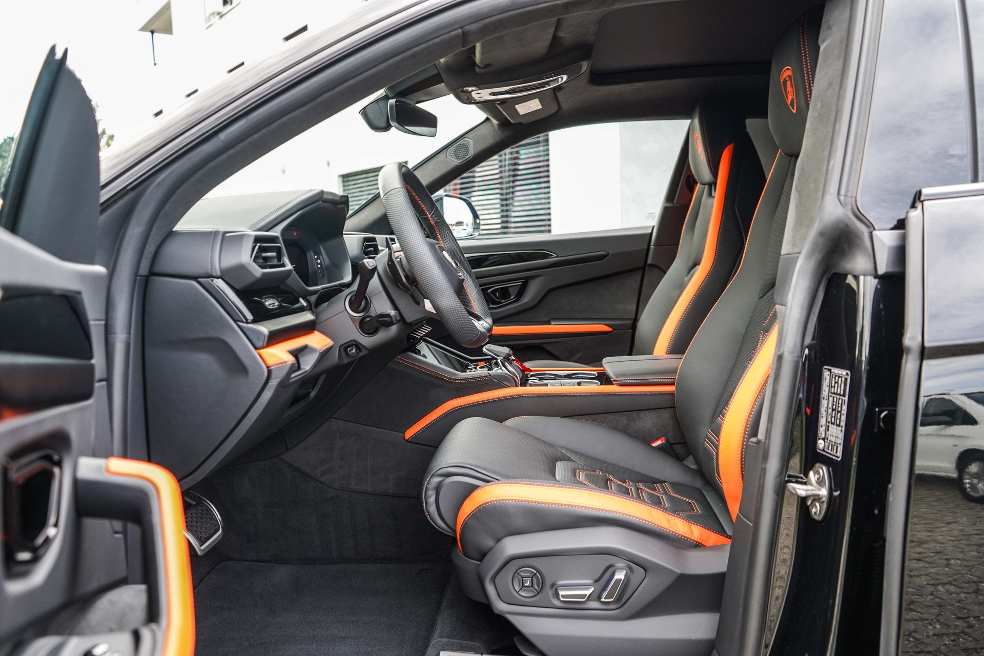 LAMBORGHINI URUS-image-9