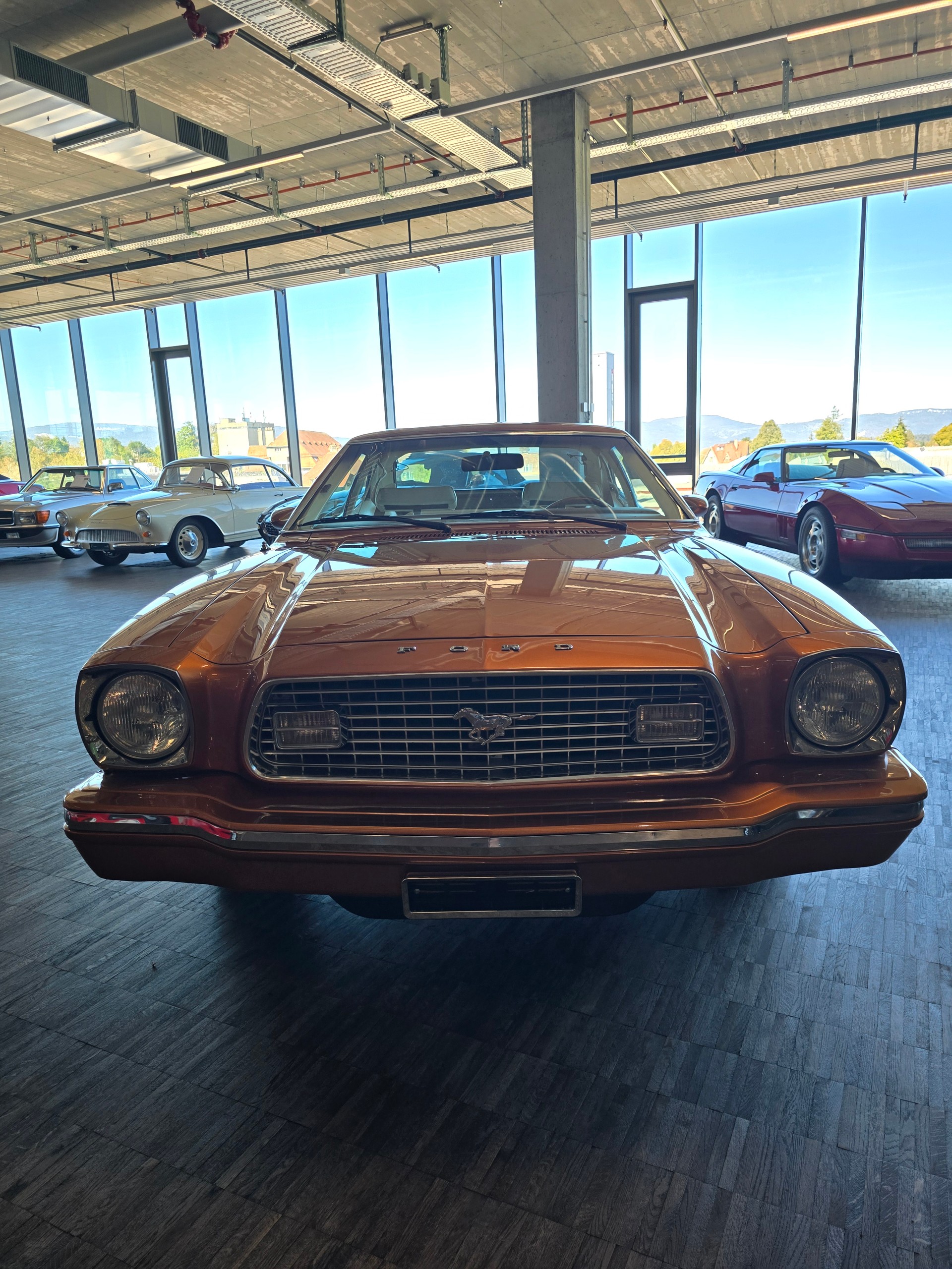 FORD MUSTANG-showroom-element-3