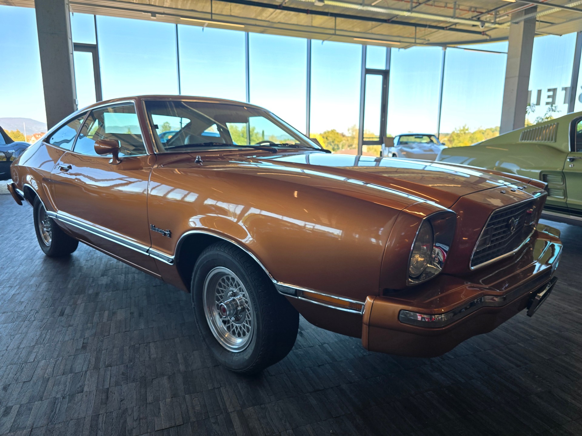 FORD MUSTANG-showroom-element-2