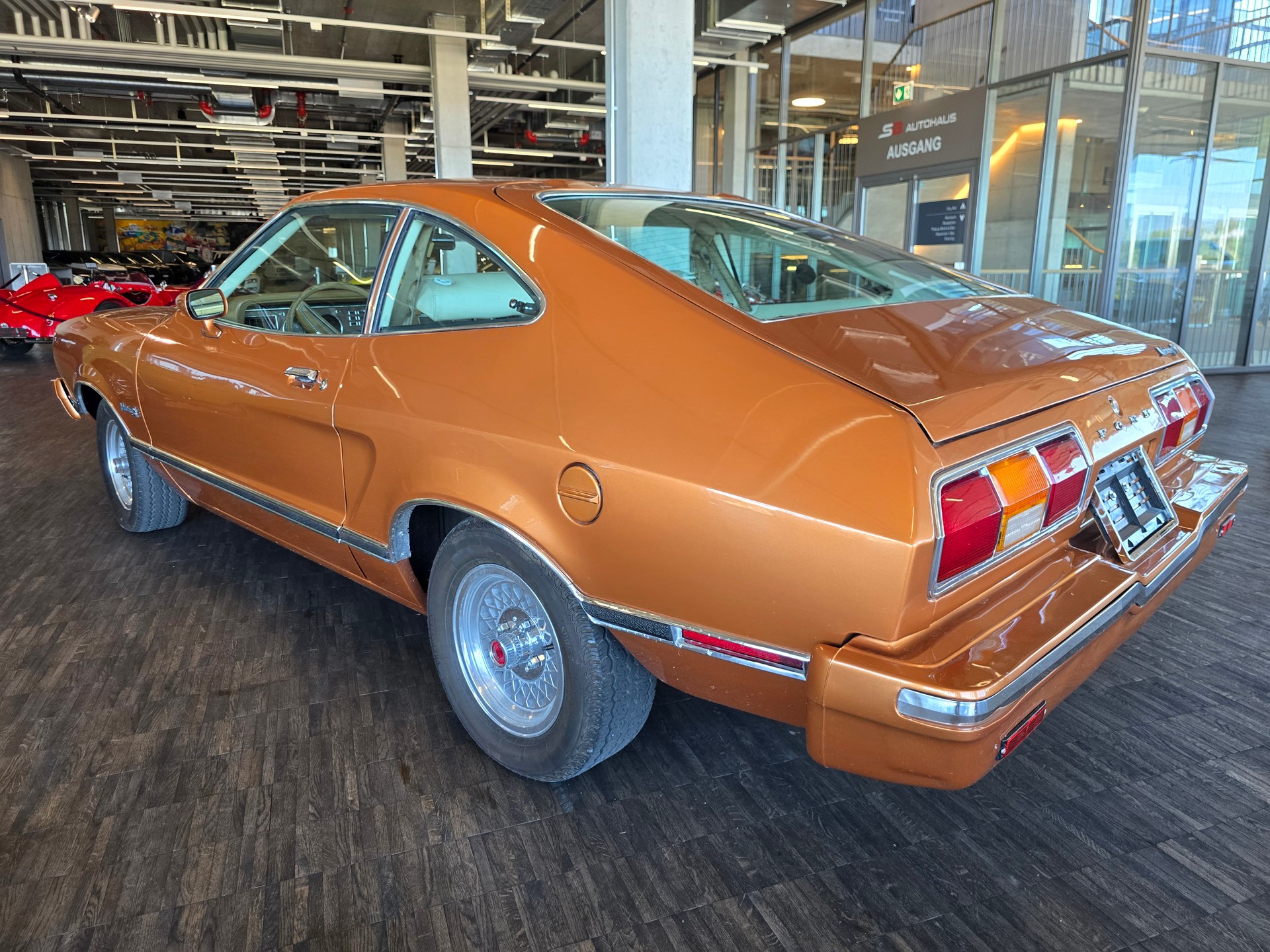 FORD MUSTANG-showroom-element-1