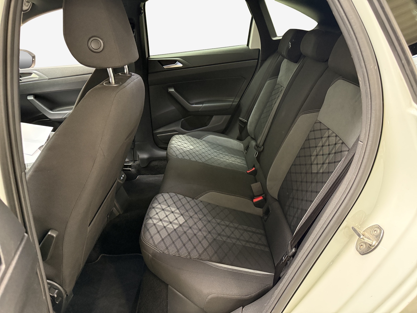 VW Taigo 1.0 TSI R-Line DSG-image-11