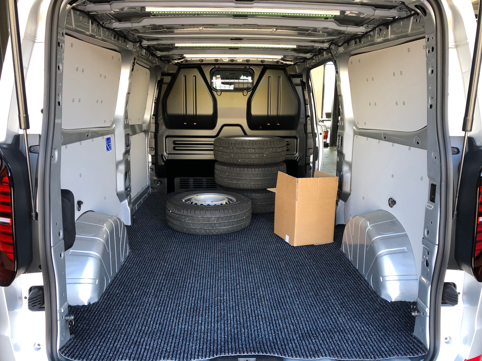 VW Transporter T7 2.0 TDI Lang 110PS-image-18