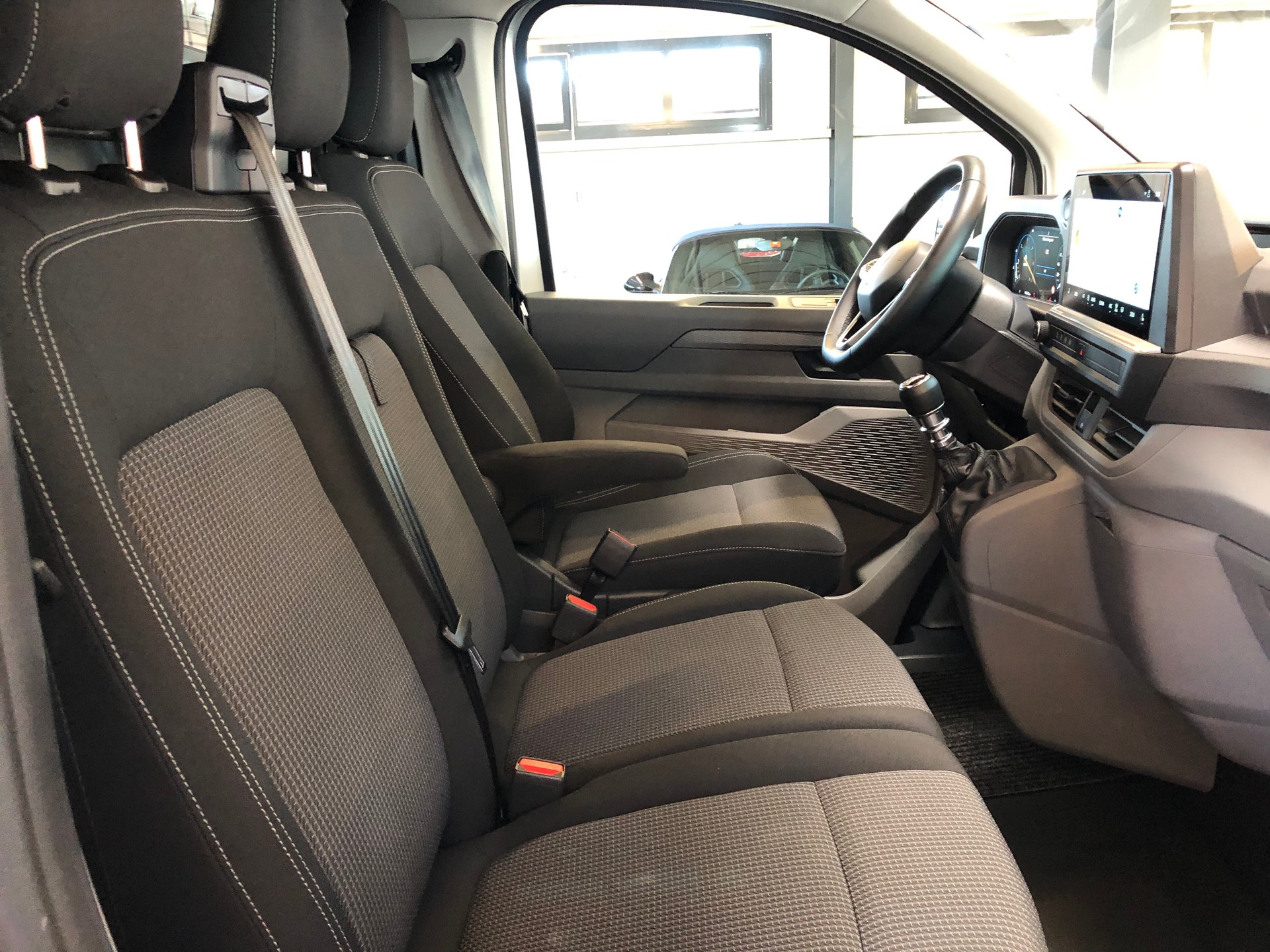 VW Transporter T7 2.0 TDI Lang 110PS-image-11