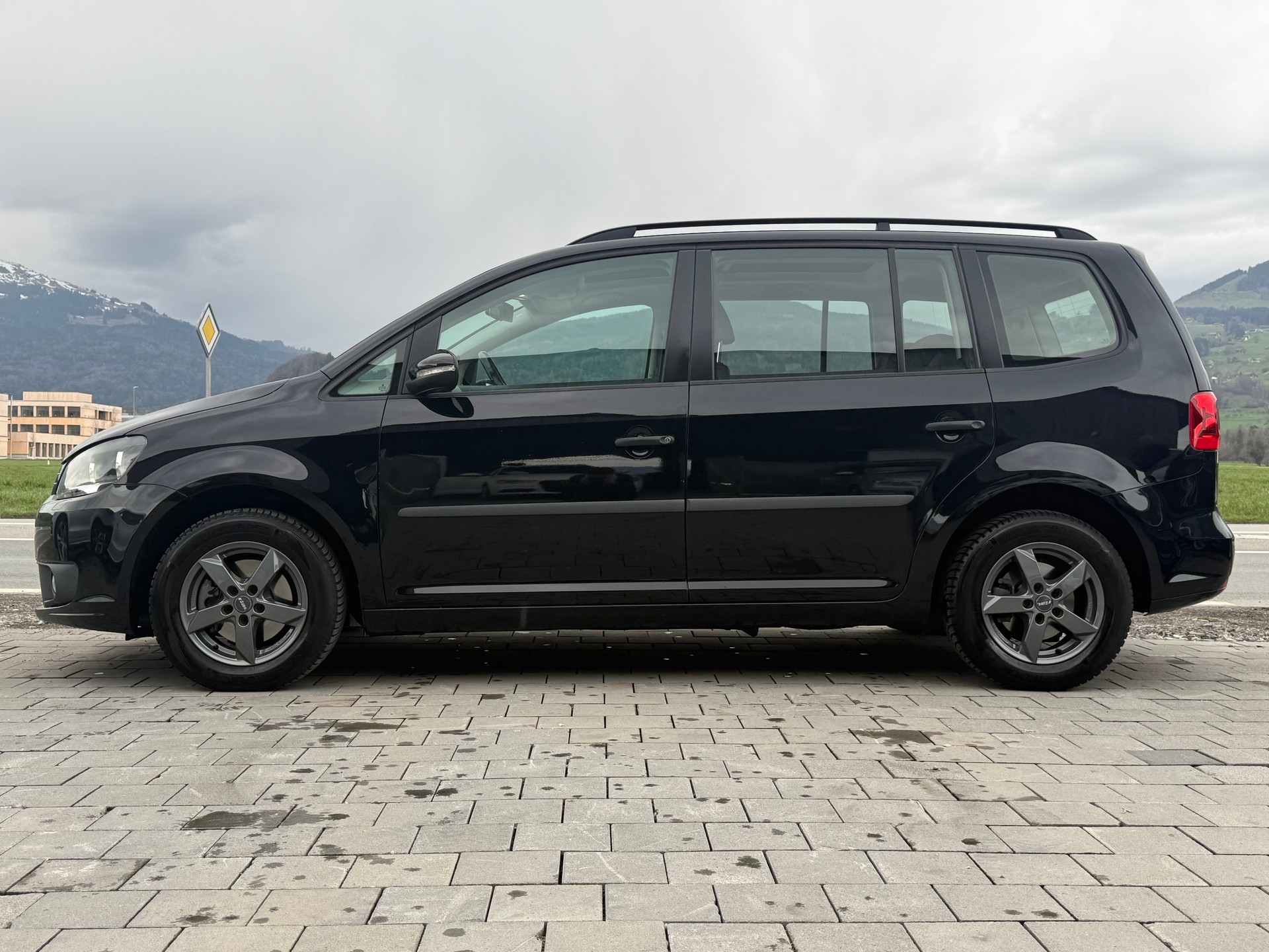 VW Touran 1.6 TDI Trendline 7-Plätzer-image-3