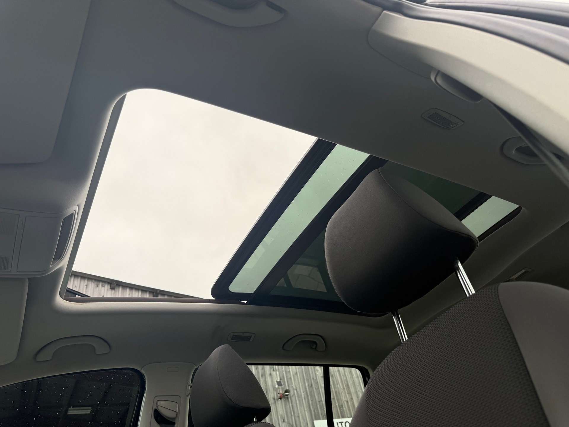 VW Touran 1.6 TDI Trendline 7-Plätzer-image-11