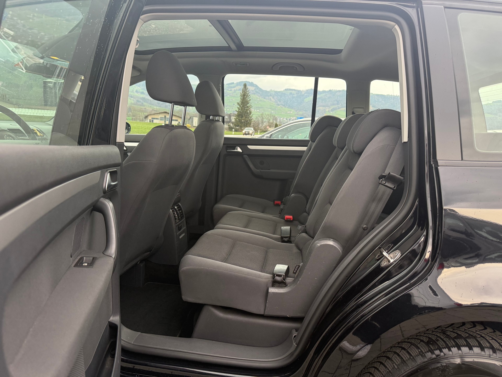 VW Touran 1.6 TDI Trendline 7-Plätzer-image-12