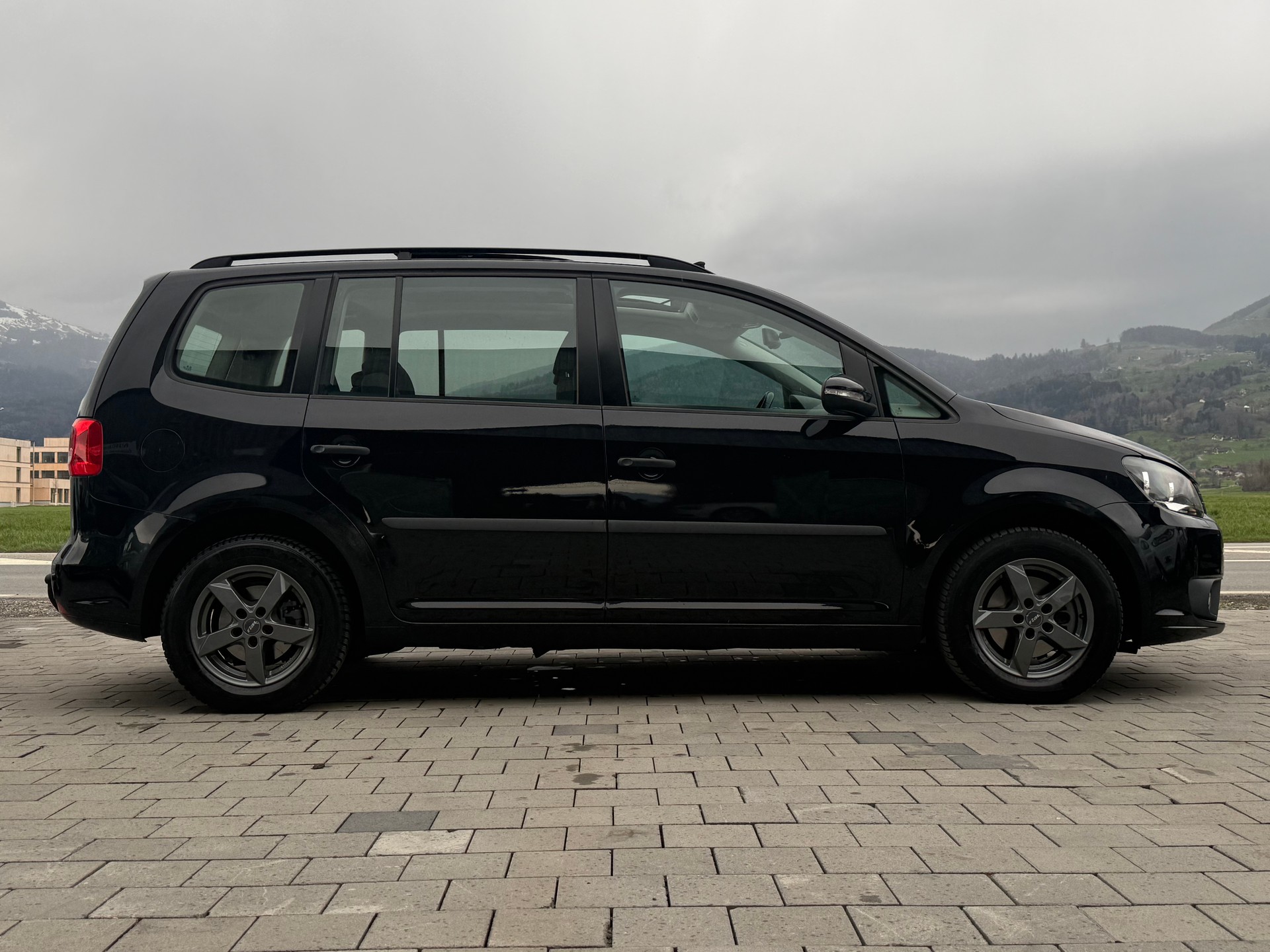 VW Touran 1.6 TDI Trendline 7-Plätzer-image-4