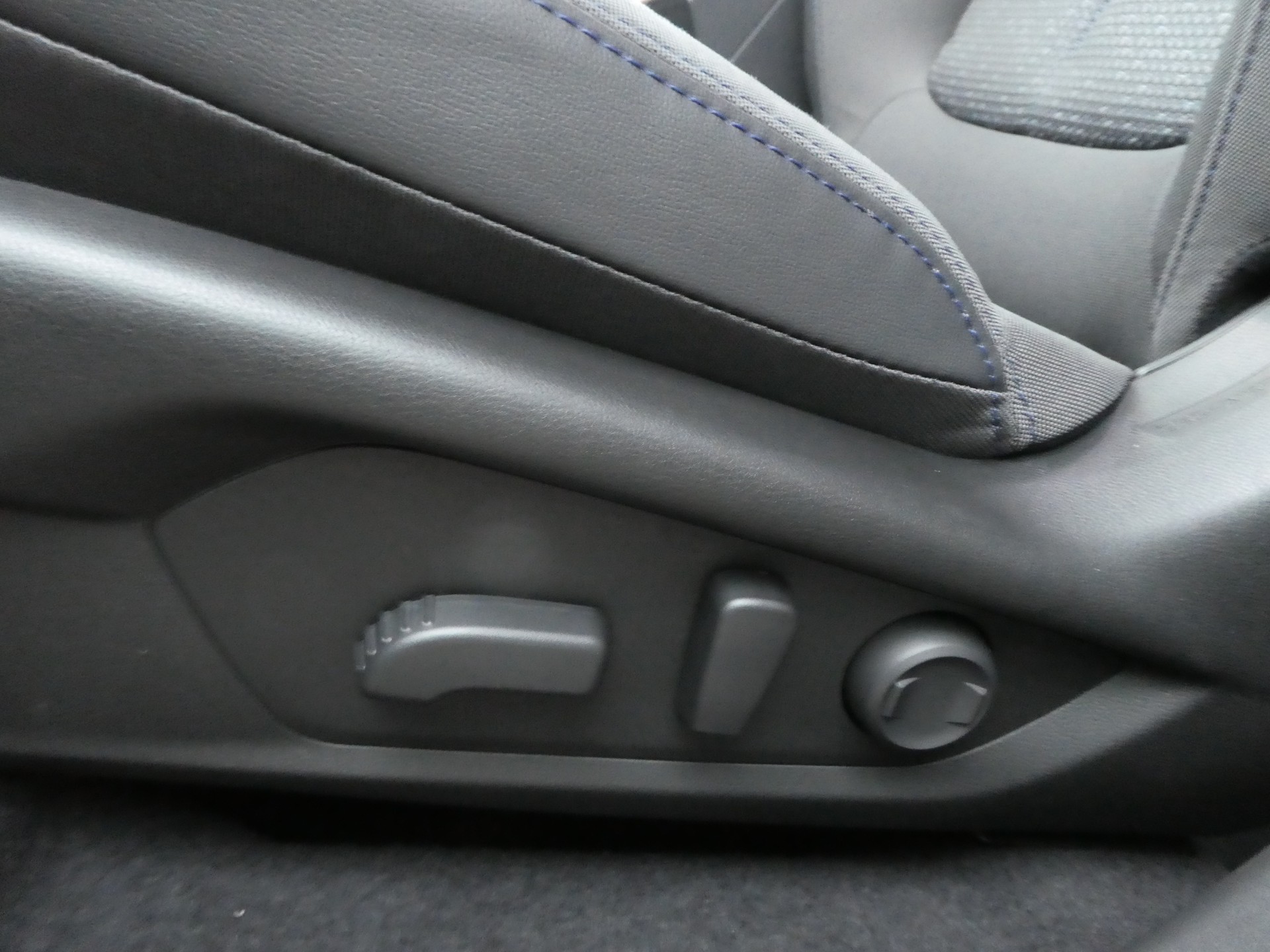 SUBARU Forester 2.0i e-Boxer Swiss Plus Lineartronic-image-5