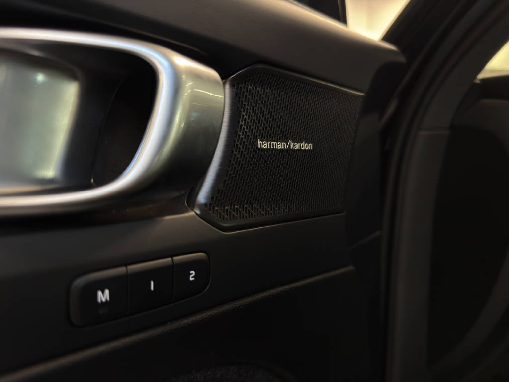 VOLVO XC40 2.0 B4 MH Plus Dark-image-14