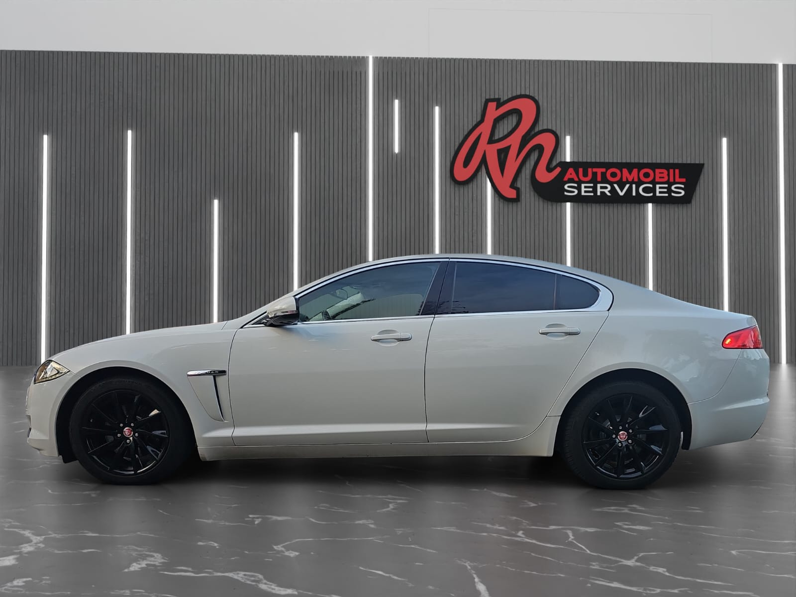 JAGUAR XF 2.2d-showroom-element-1