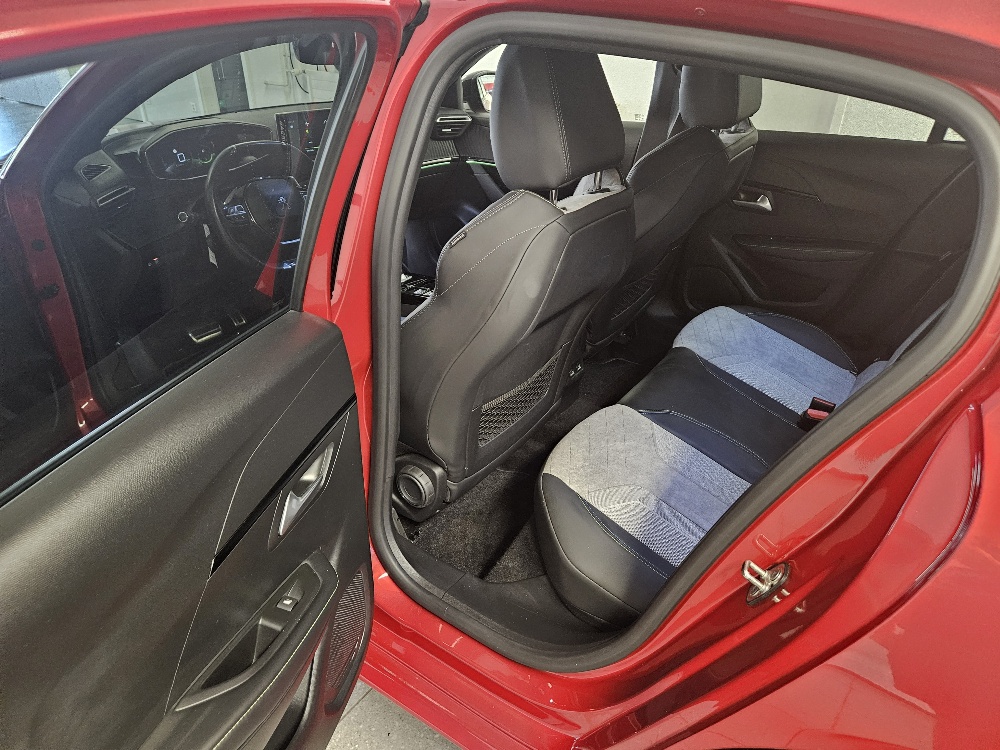 PEUGEOT 208 1.2 PureTech GT Pack EAT8-image-13