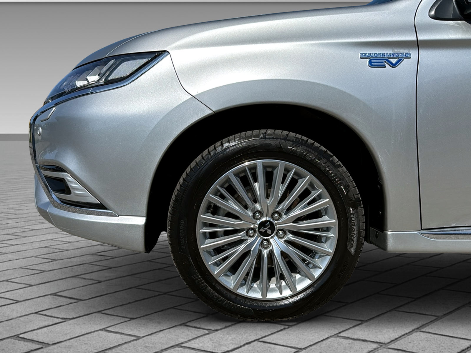 MITSUBISHI Outlander 2.4 PHEV Style-showroom-element-3