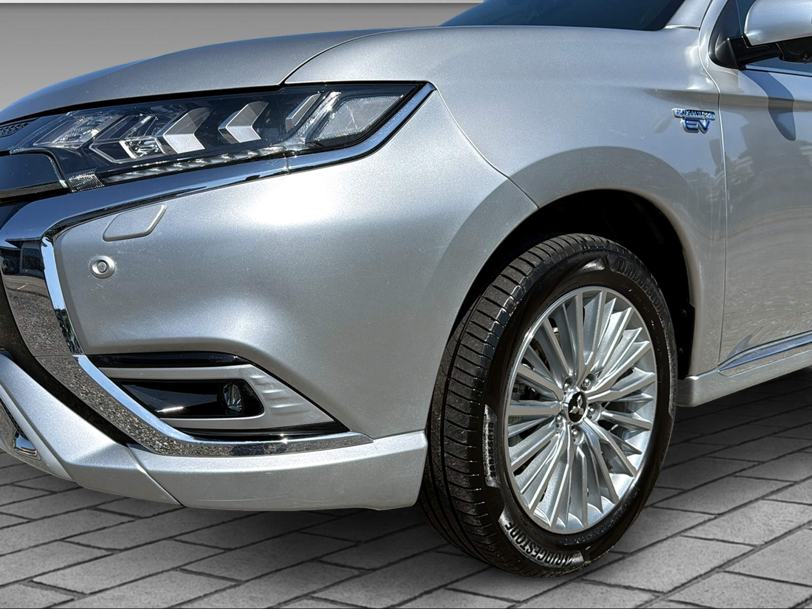 MITSUBISHI Outlander 2.4 PHEV Style-showroom-element-1