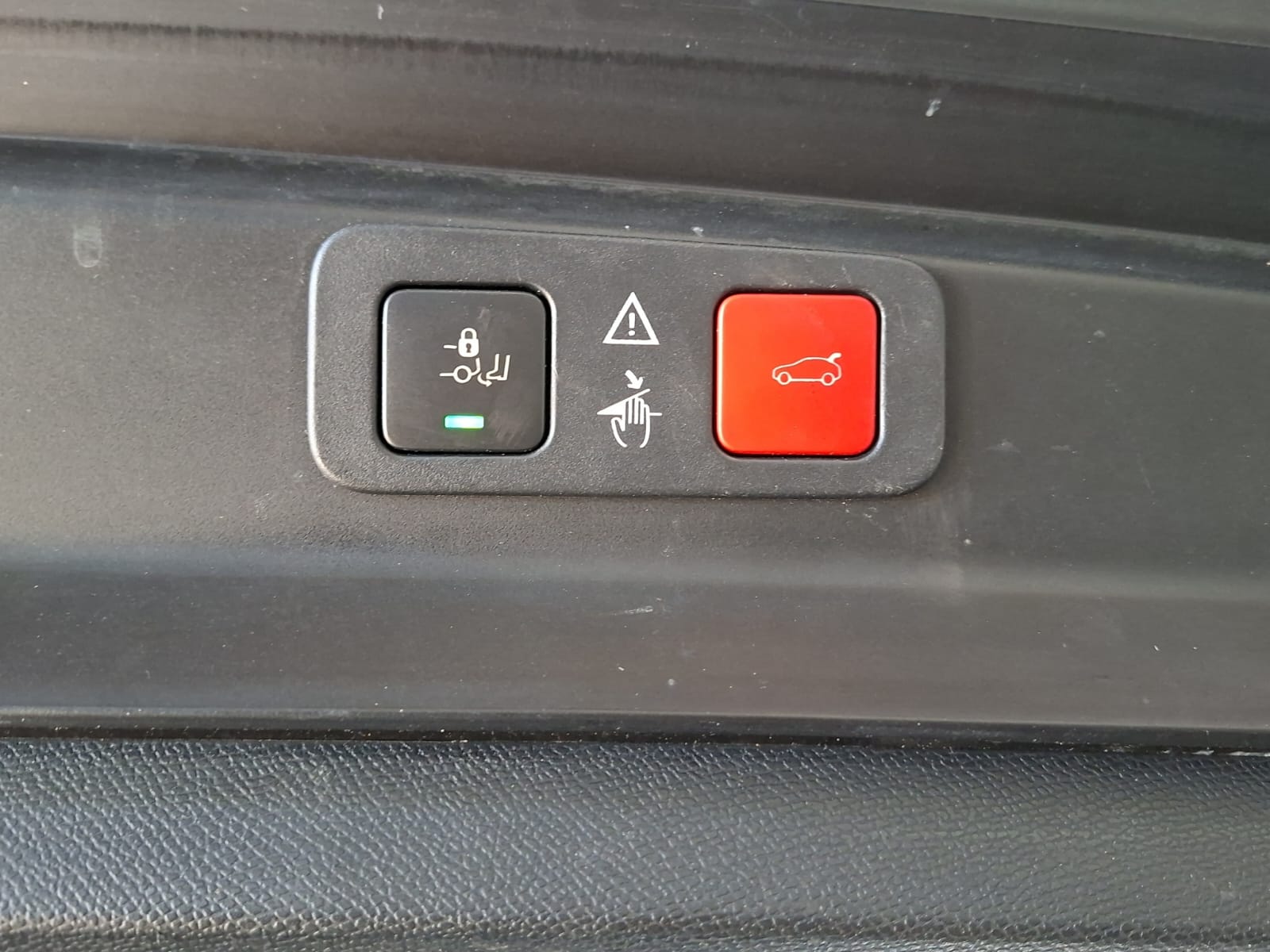 PEUGEOT 5008 1.6 THP Allure EAT-image-23