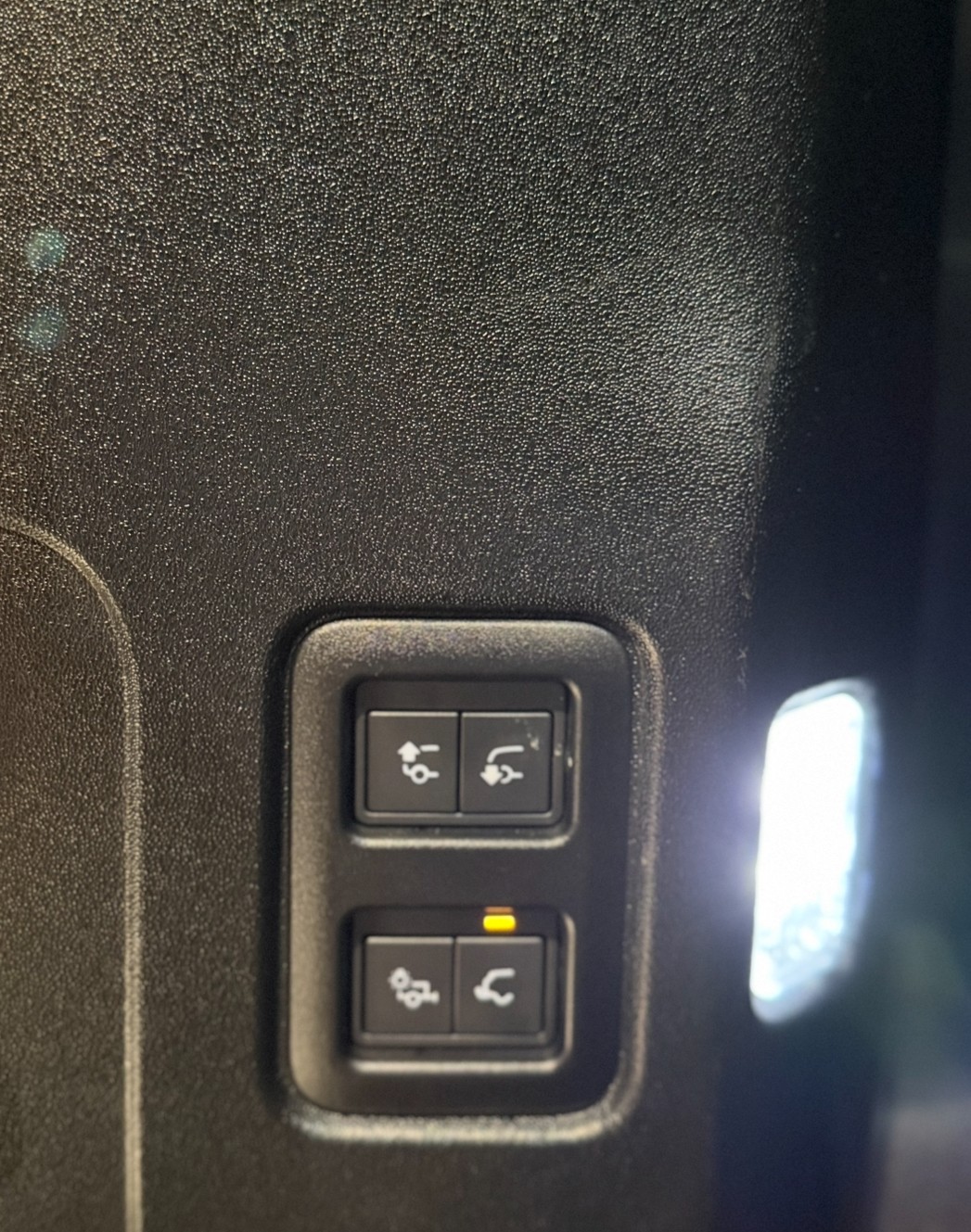 LAND ROVER Defender 110 3.0 D 110 D300 X-Dynamic SE-image-10