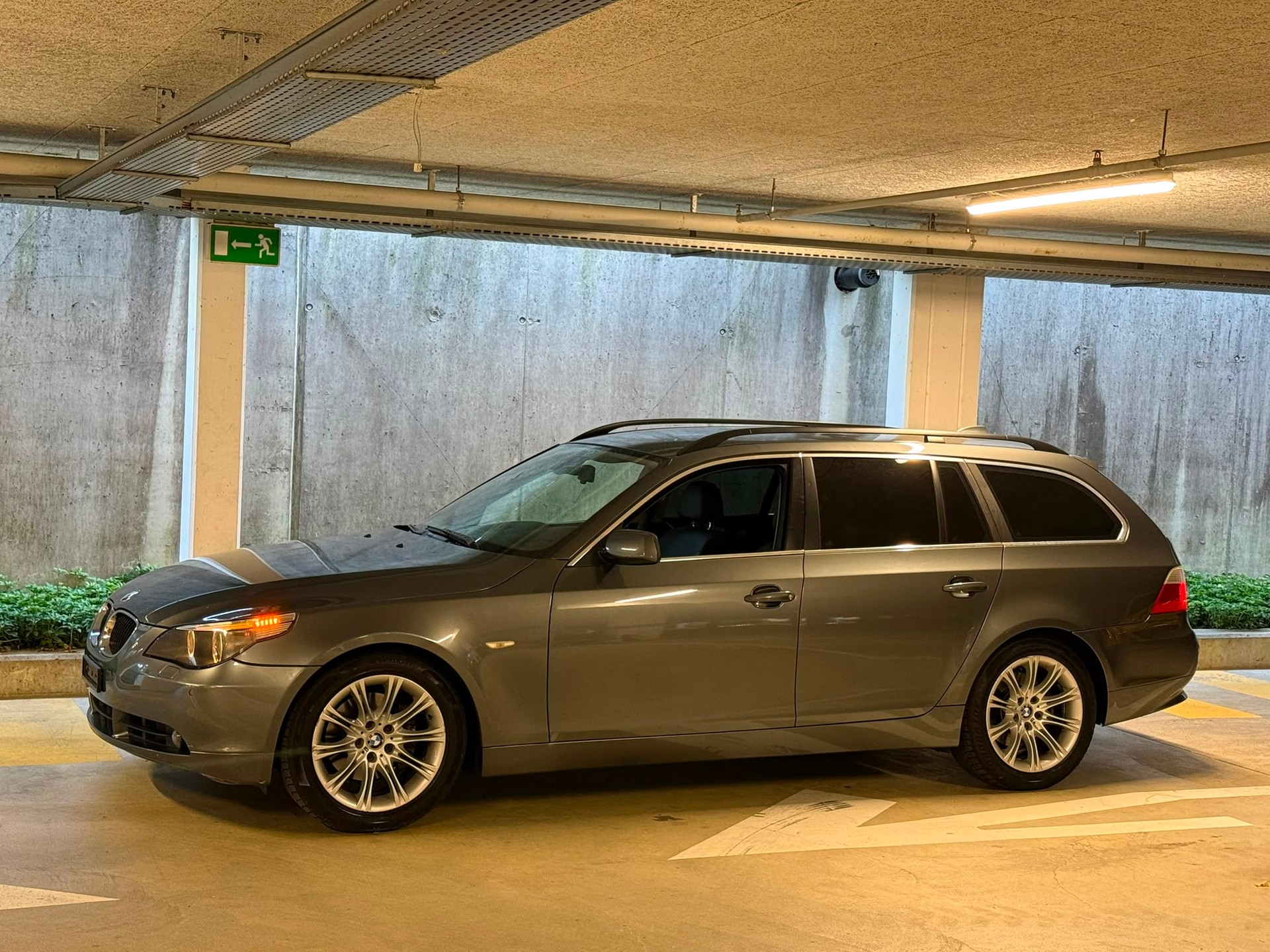 BMW 530d Touring TOP ZUSTAND-showroom-element-1