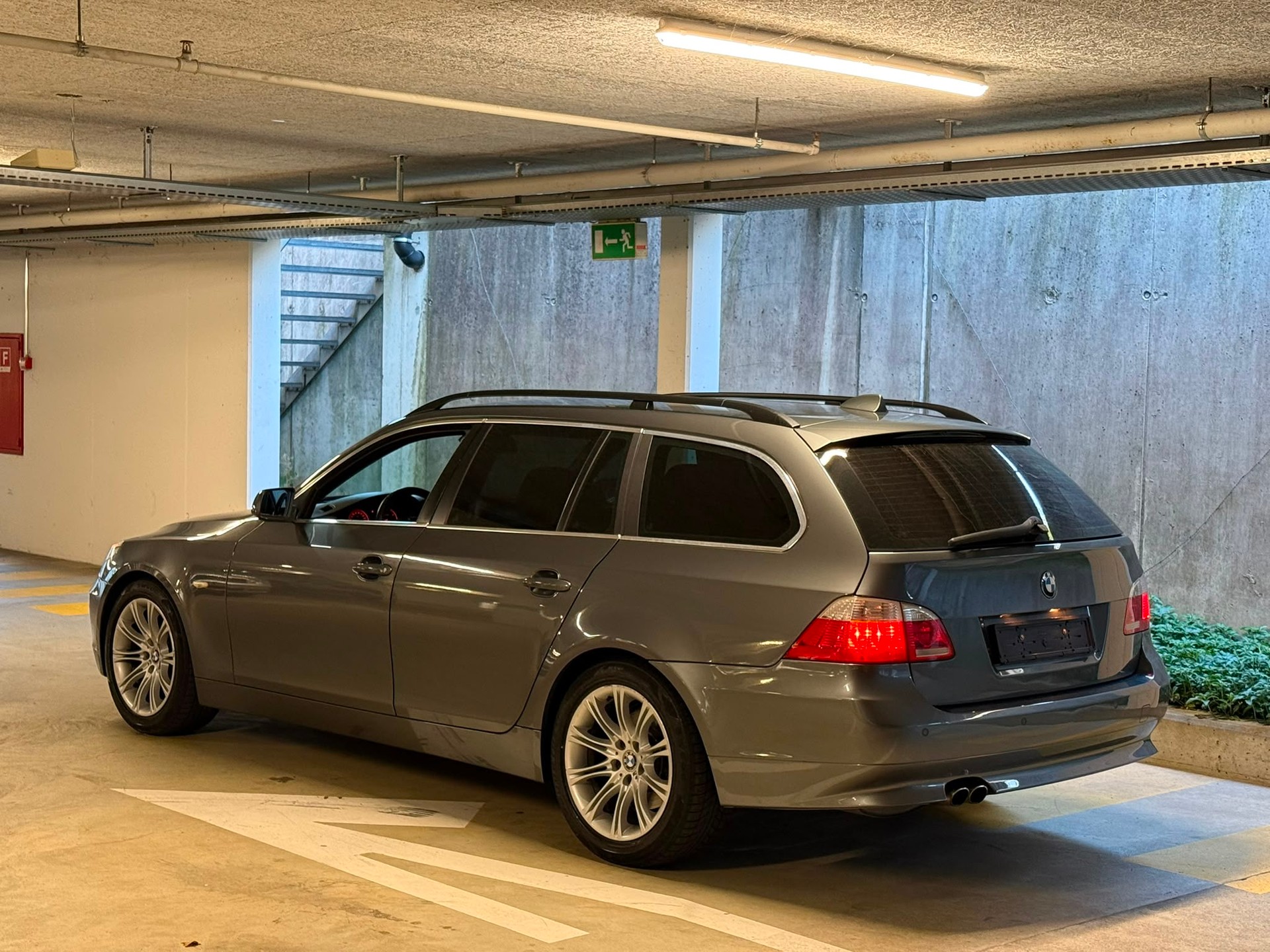 BMW 530d Touring TOP ZUSTAND-showroom-element-3