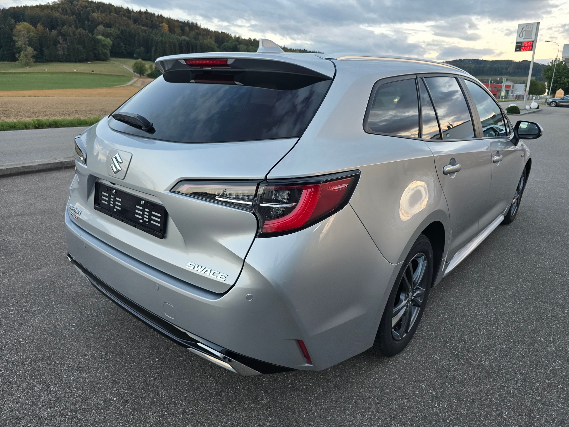 SUZUKI Swace 1.8 Hybrid Compact Top E-CVT-image-3