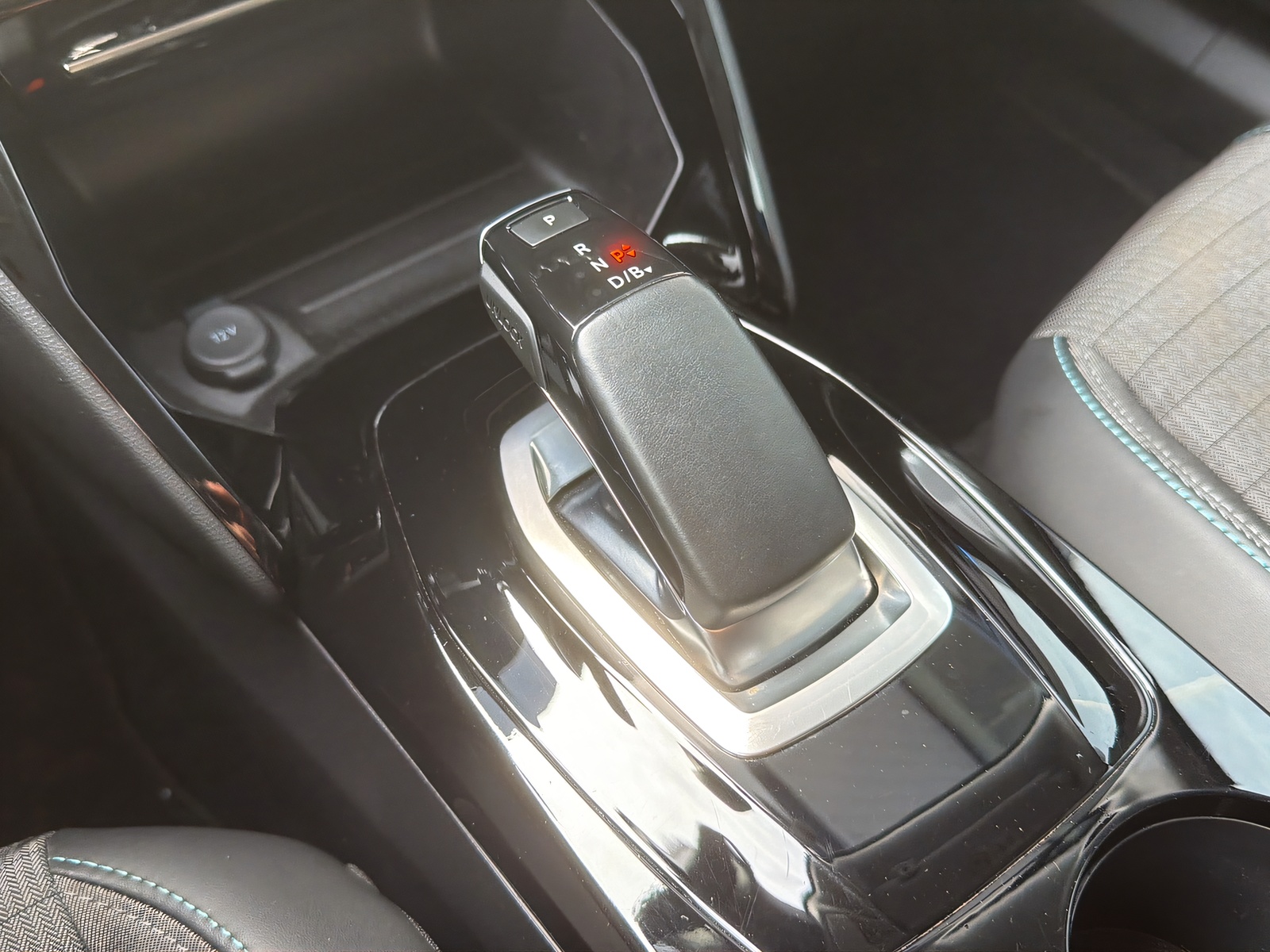PEUGEOT 2008 e-Allure Pack-image-15