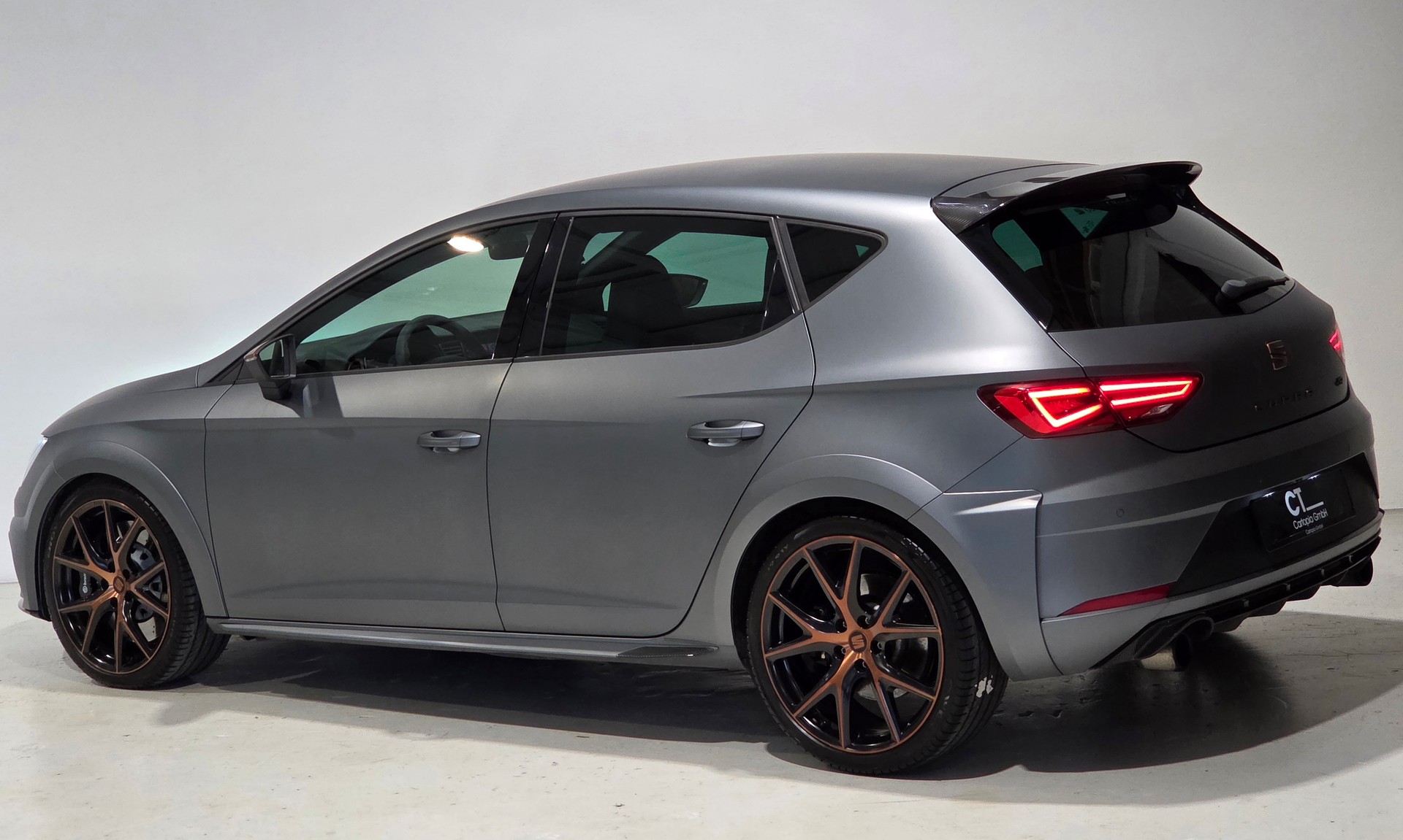 SEAT Leon 2.0 TSI Cupra R DSG Limited Edition 238 of 799-showroom-element-2