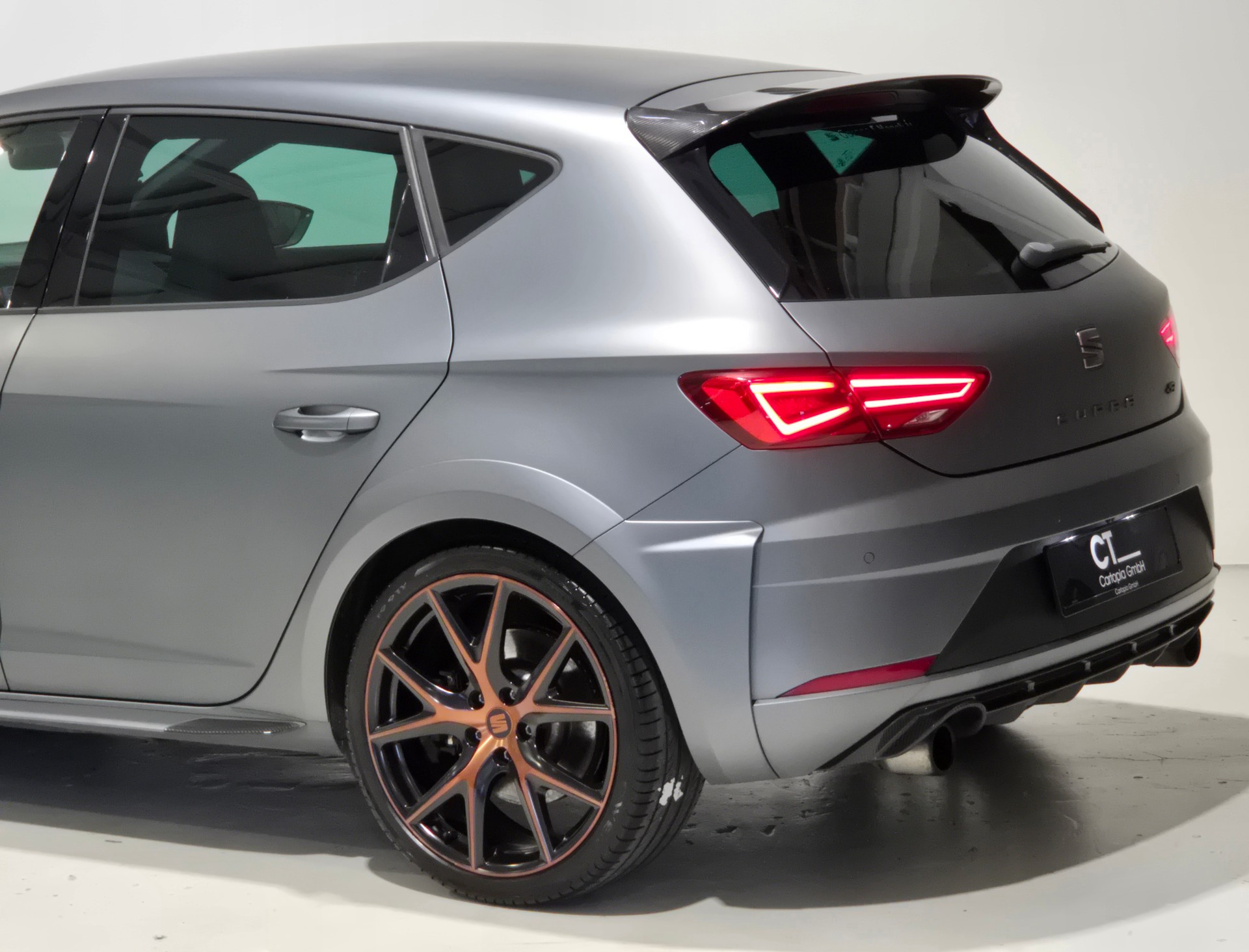 SEAT Leon 2.0 TSI Cupra R DSG Limited Edition 238 of 799-showroom-element-3