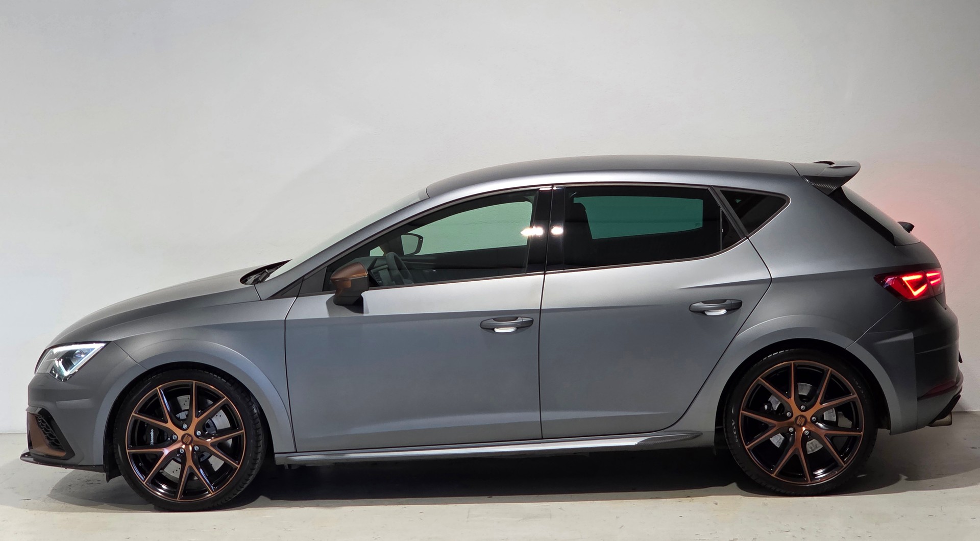 SEAT Leon 2.0 TSI Cupra R DSG Limited Edition 238 of 799-showroom-element-1