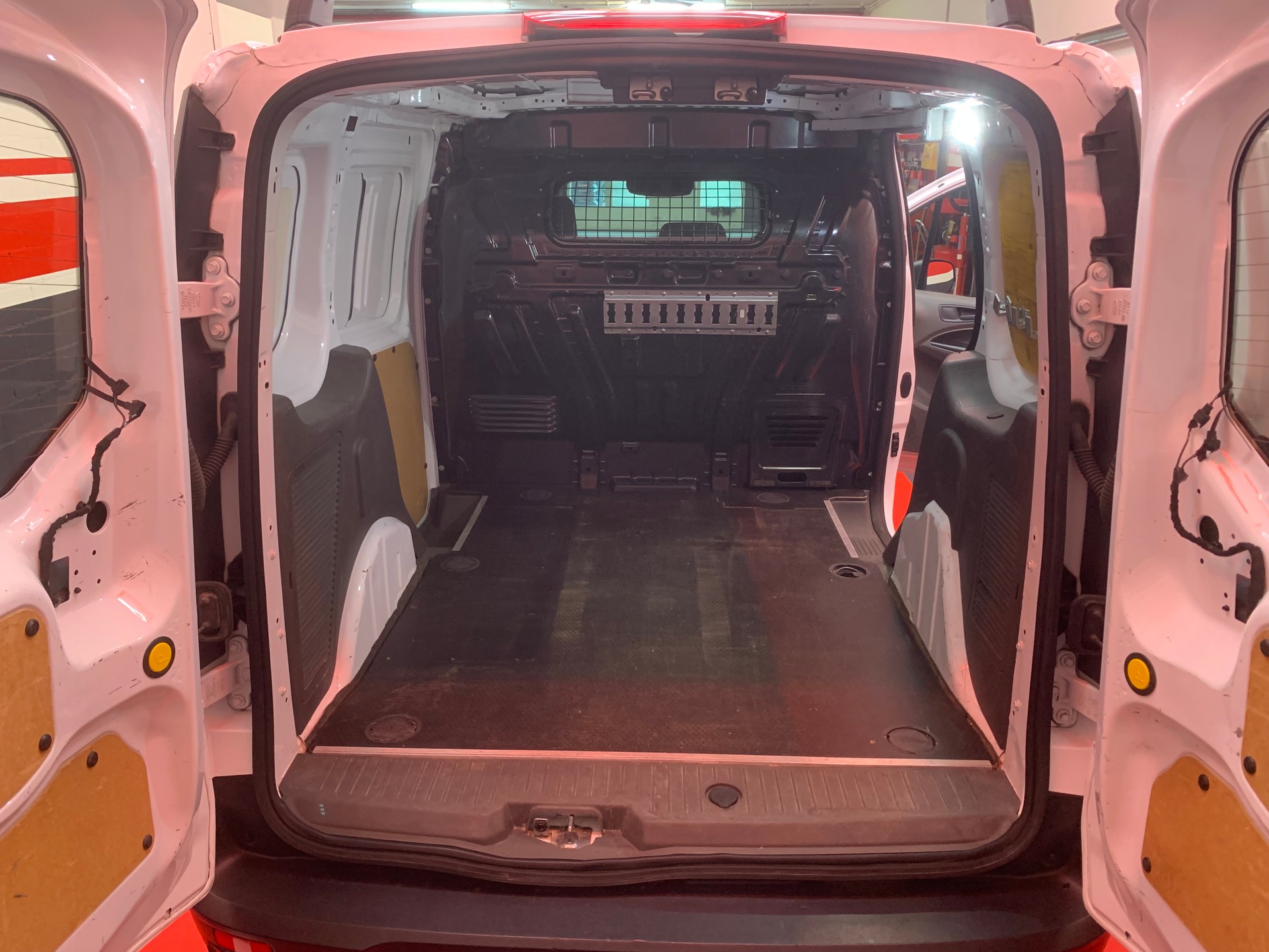 FORD Transit Connect Van T200 1.5 Eco Blue Ambiente A-image-12