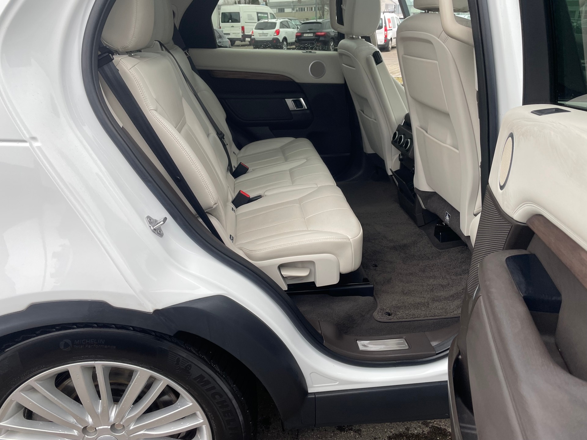 LAND ROVER Discovery 3.0 Si6 HSE Luxury Automatic-image-9