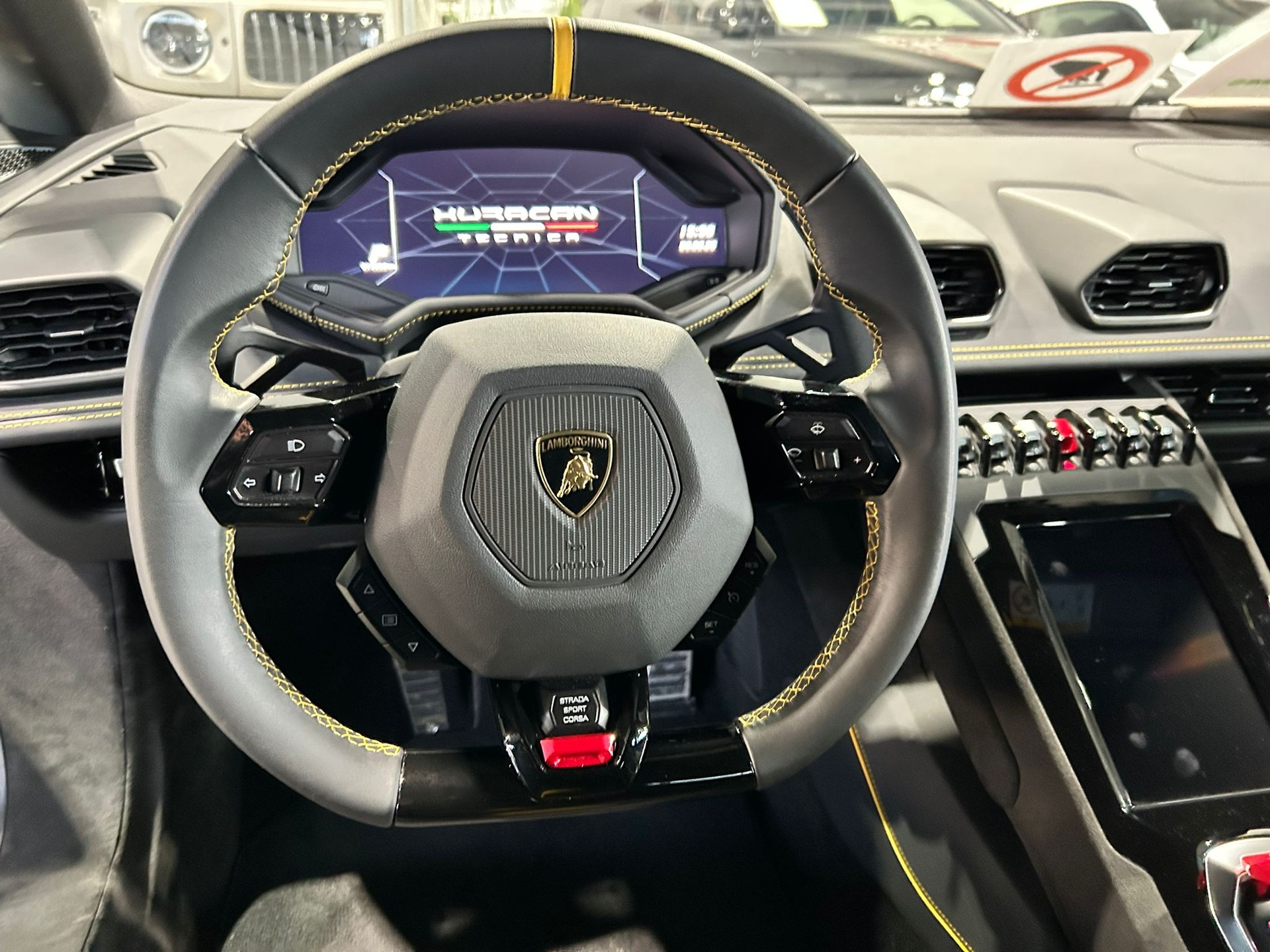 LAMBORGHINI Huracan Coupé 5.2 Tecnica 640 PS CH FAHRZEUG-image-10