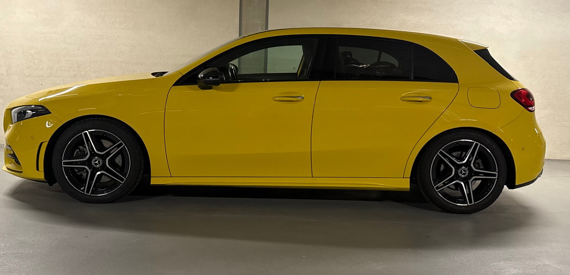 MERCEDES-BENZ A 220 AMG Line 7G-DCT 4Matic-image-4