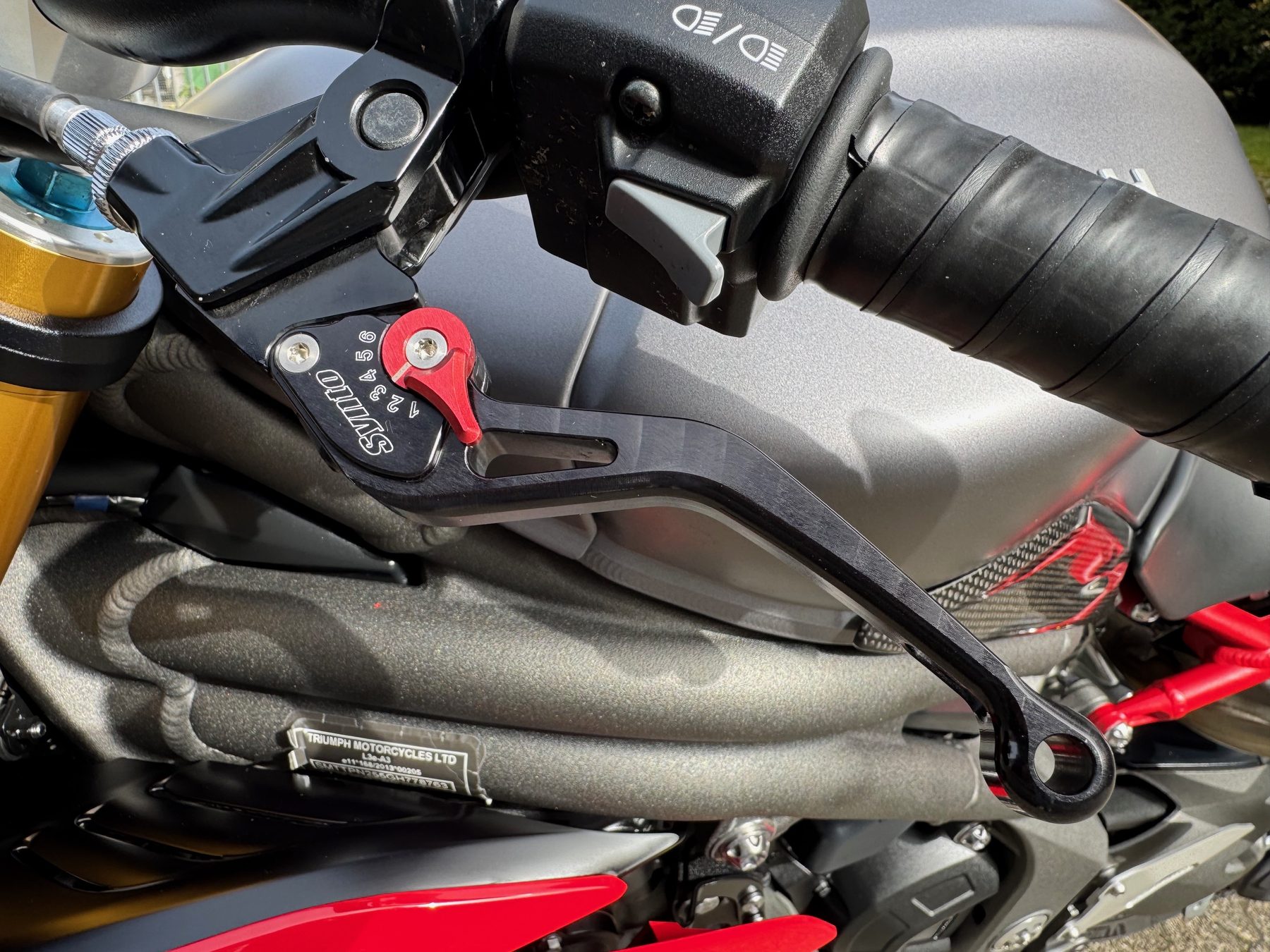 TRIUMPH Speed Triple R 1050 ABS-image-8