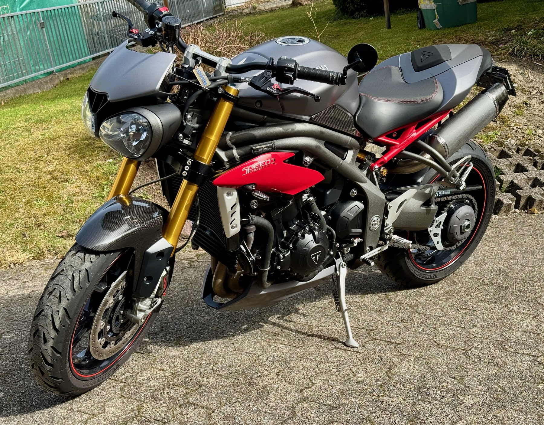 TRIUMPH Speed Triple R 1050 ABS-image-1