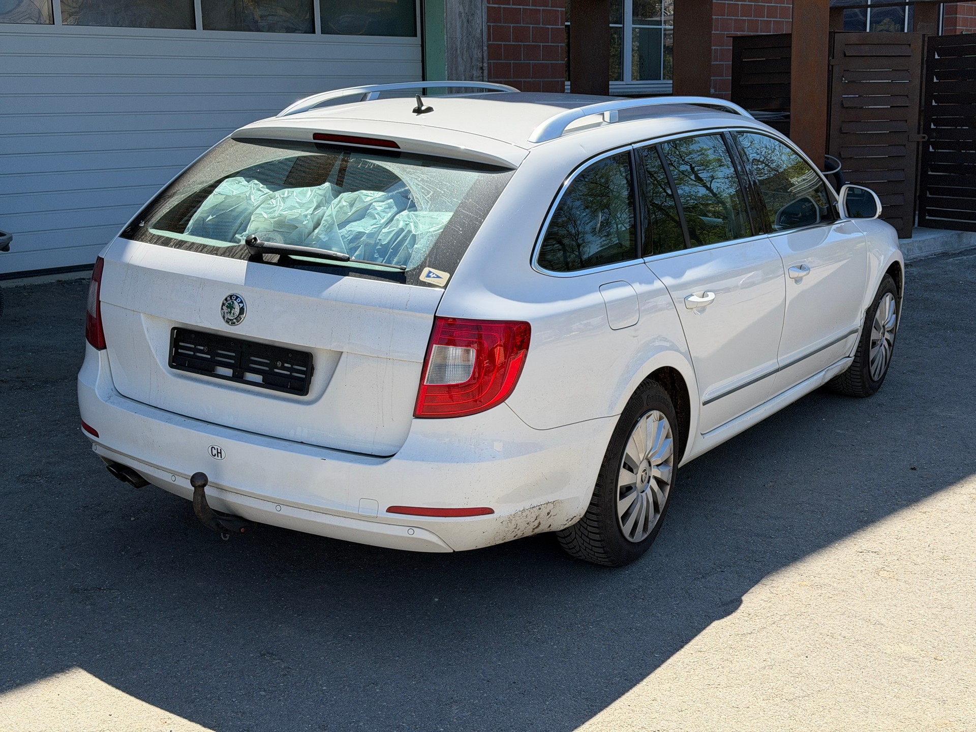SKODA Superb Combi 2.0 TDi Elegance-image-4
