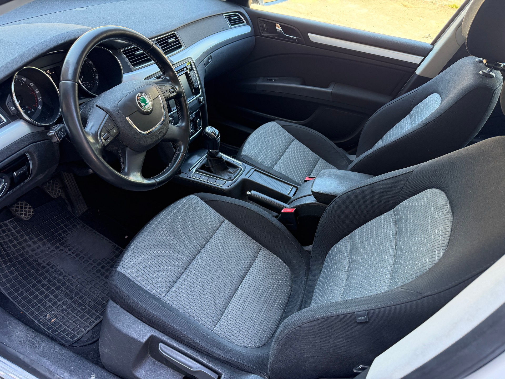 SKODA Superb Combi 2.0 TDi Elegance-image-6
