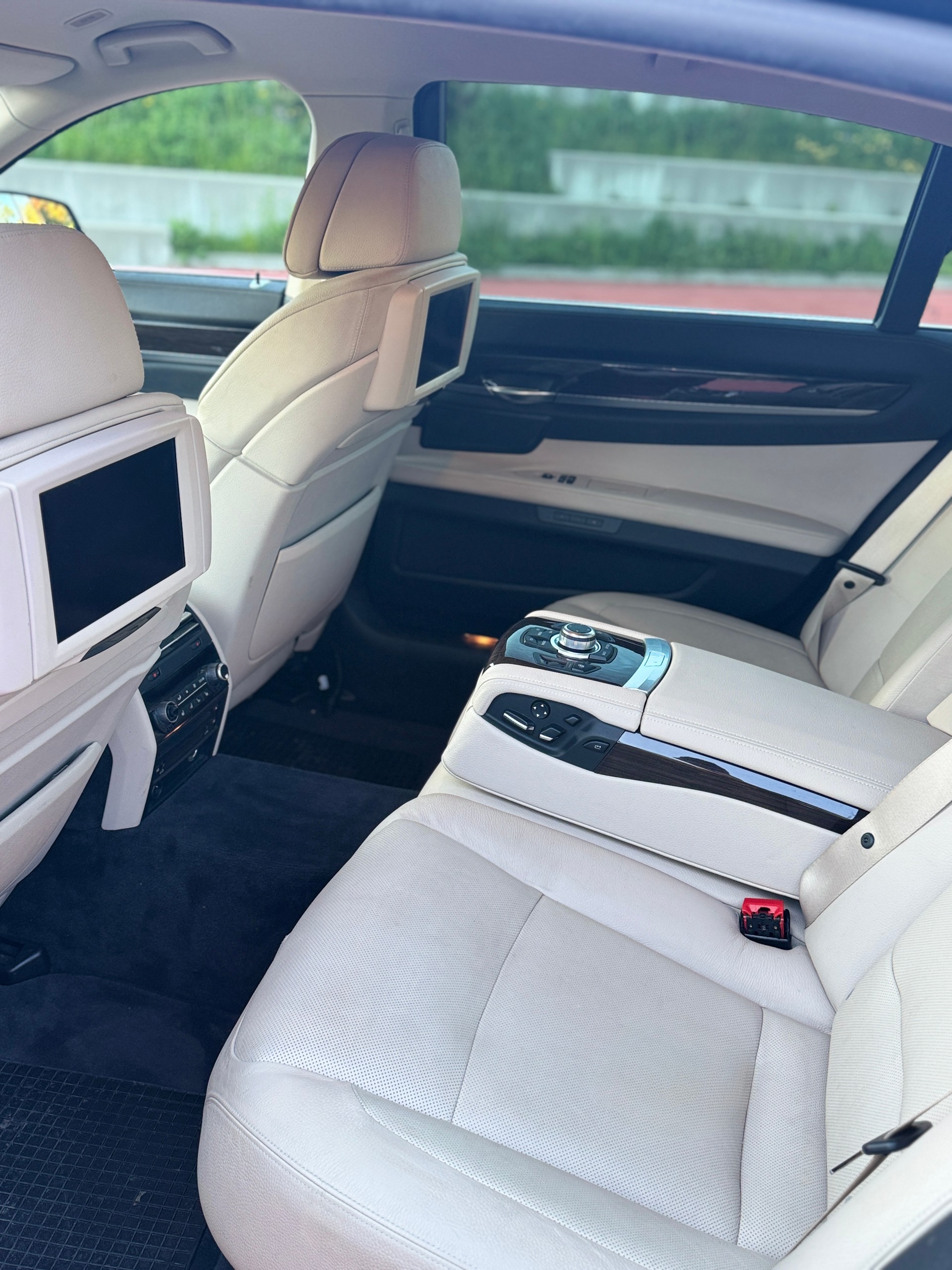 BMW 740i L-image-9