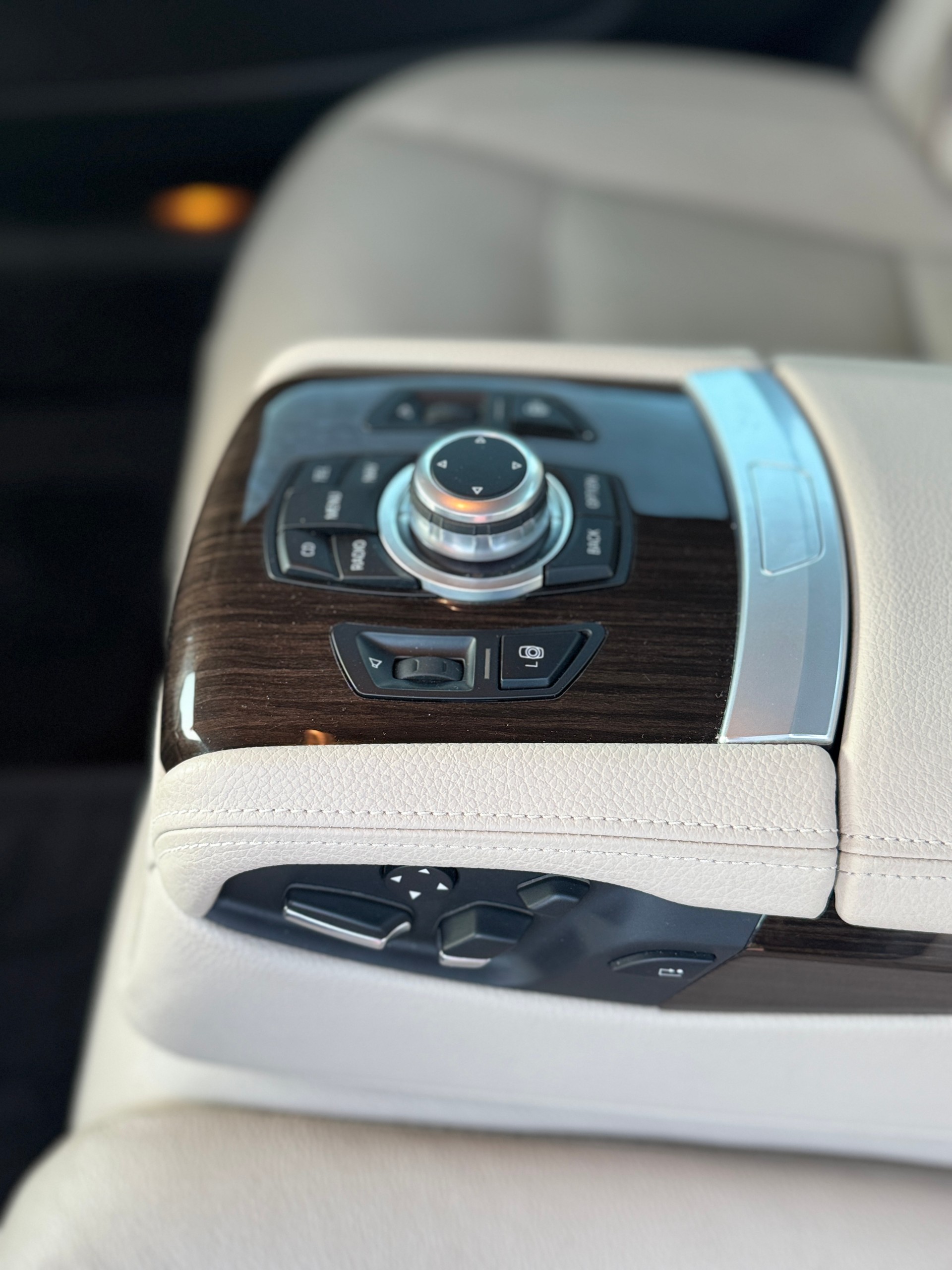 BMW 740i L-image-10