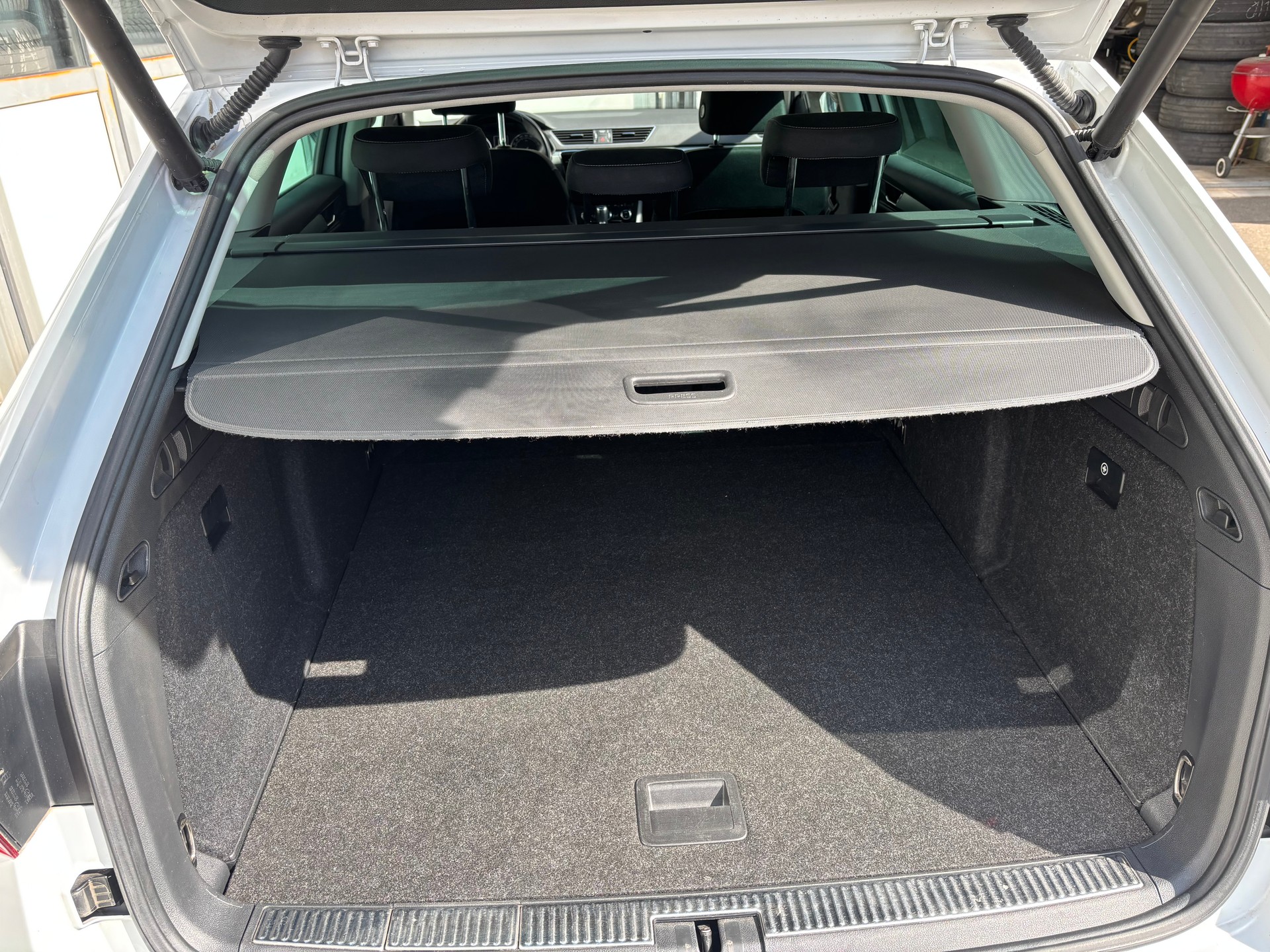 SKODA Superb Combi 2.0 TDi Ambiente DSG mit AHK-image-9