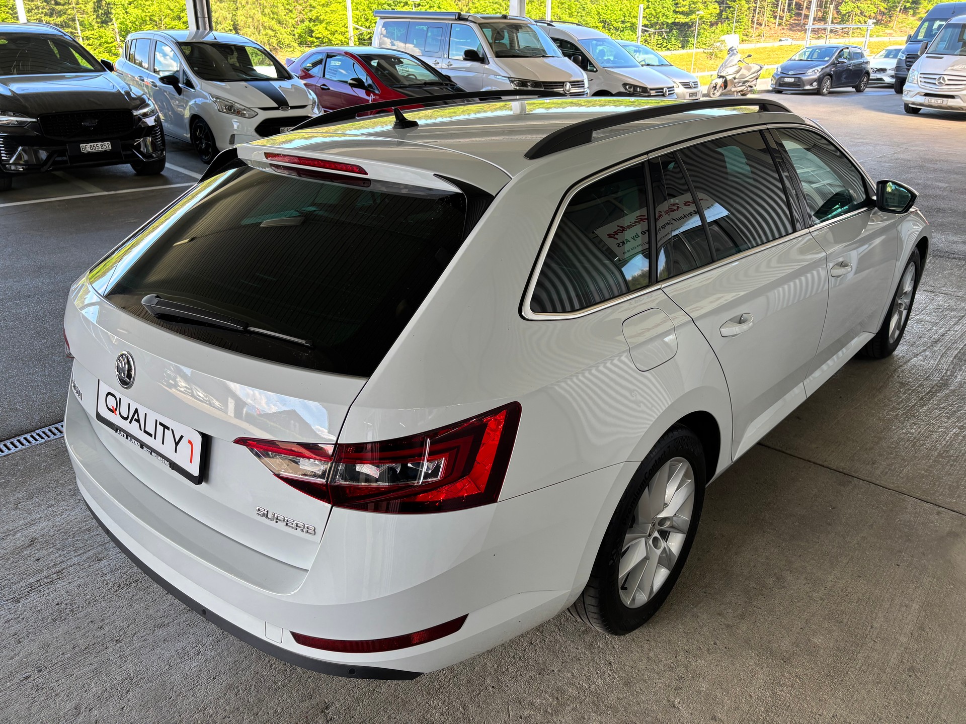 SKODA Superb Combi 2.0 TDi Ambiente DSG mit AHK-showroom-element-3