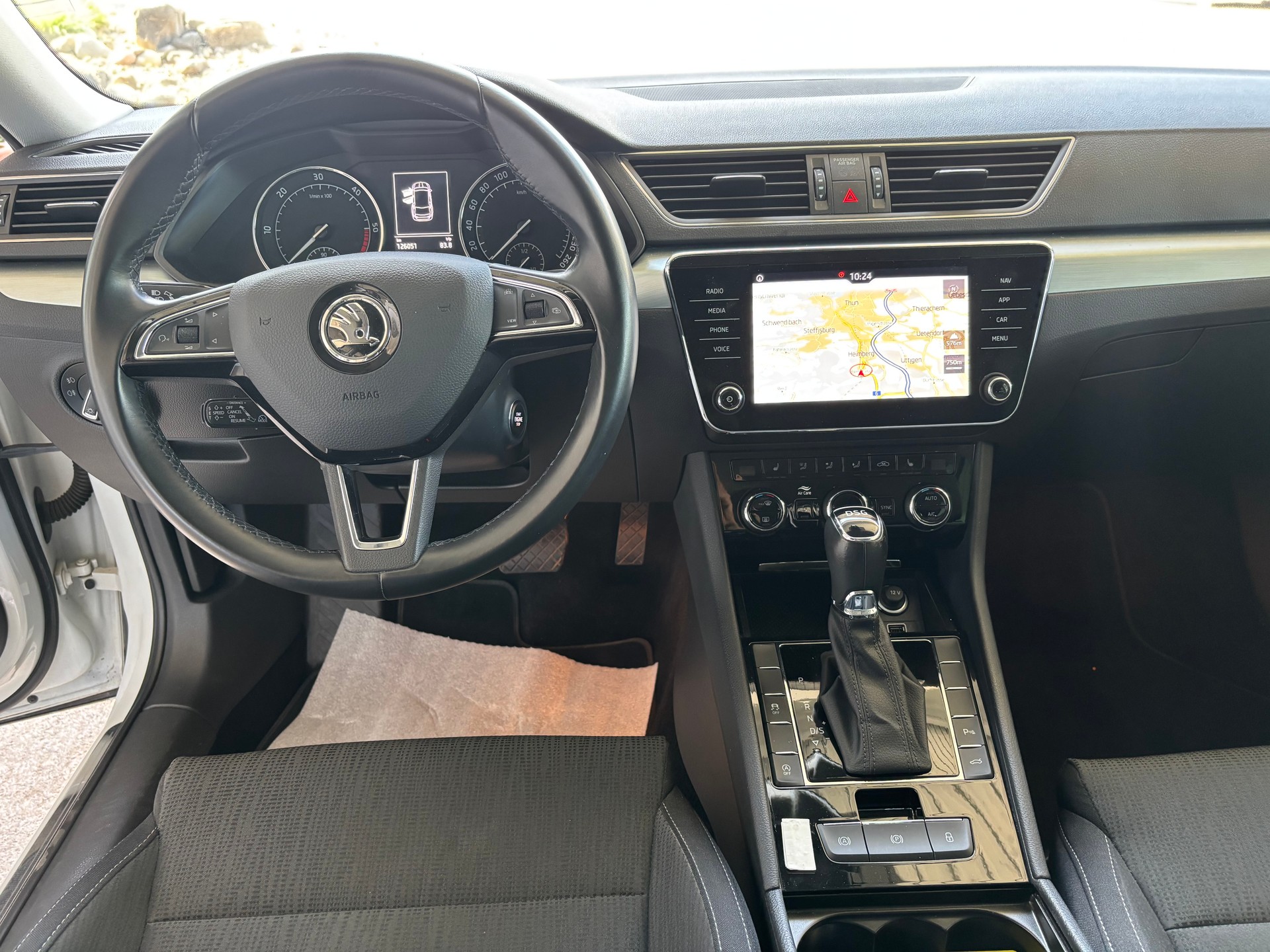 SKODA Superb Combi 2.0 TDi Ambiente DSG mit AHK-image-5