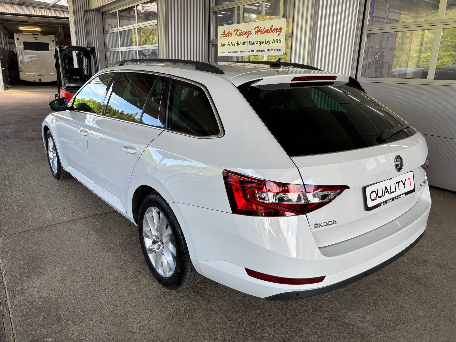 SKODA Superb Combi 2.0 TDi Ambiente DSG mit AHK-showroom-element-2