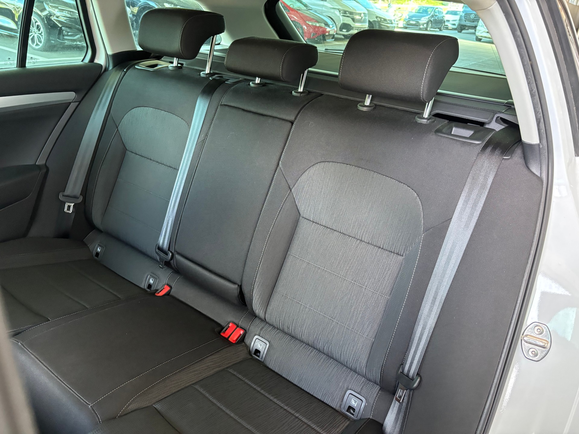 SKODA Superb Combi 2.0 TDi Ambiente DSG mit AHK-image-8