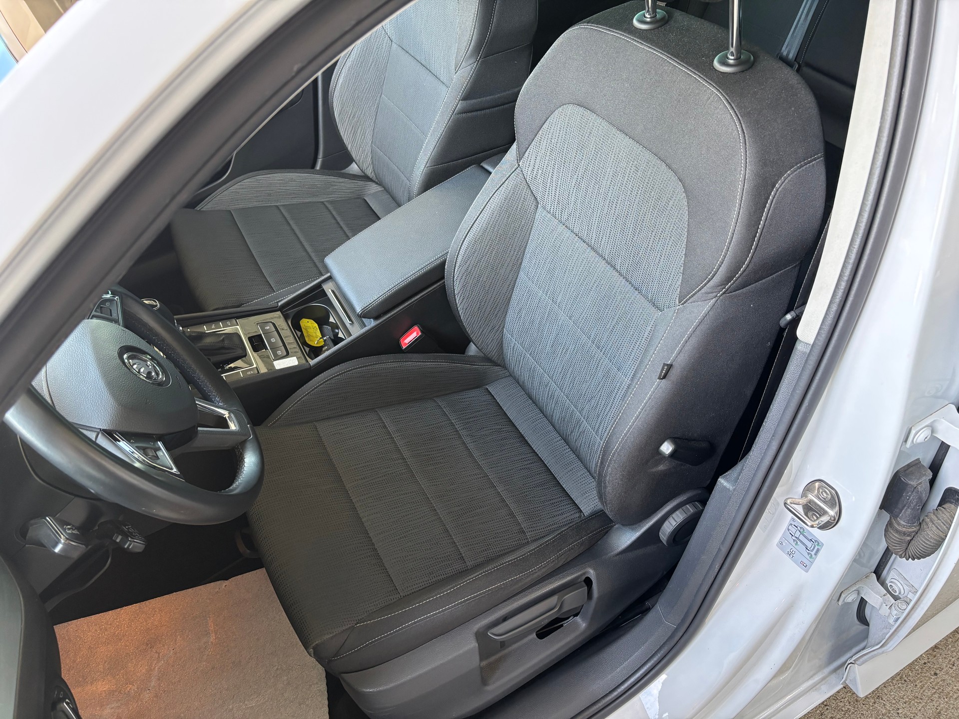 SKODA Superb Combi 2.0 TDi Ambiente DSG mit AHK-image-6