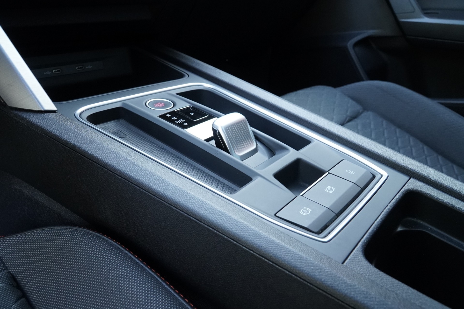 SEAT Leon ST 1.5 eTSI mHEV DSG HOLA FR *CH Fahrzeug & AHK*-image-9